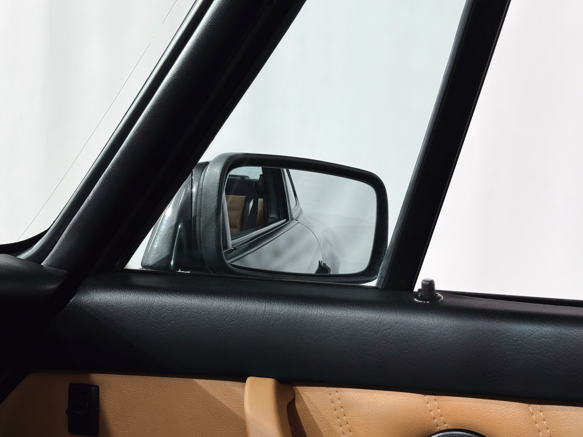 PORSCHE 911 Carrera 2 - 25