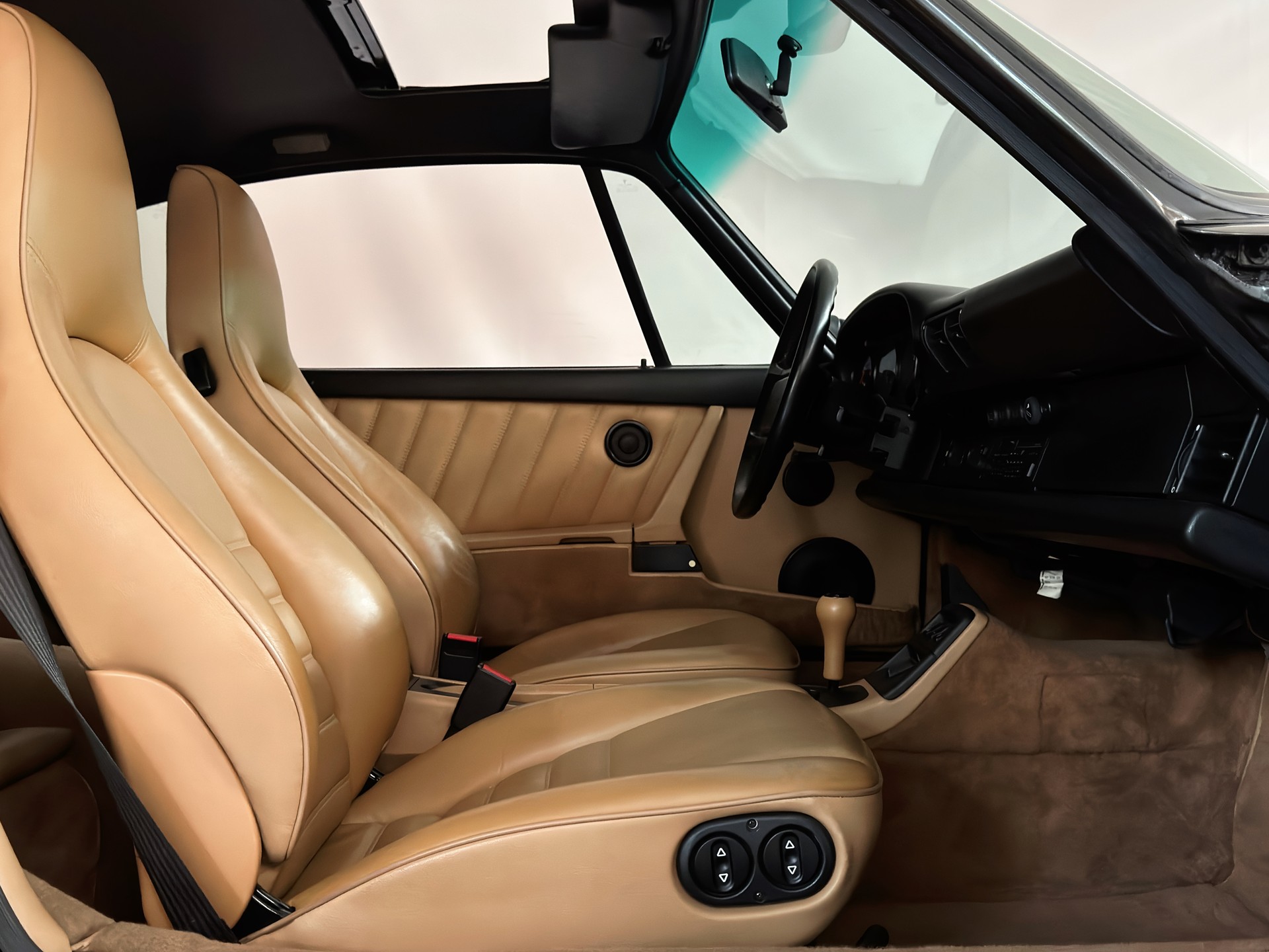 PORSCHE 911 Carrera 2 - 17