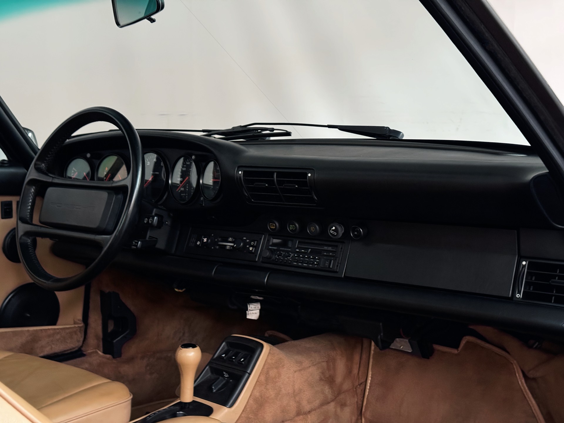 PORSCHE 911 Carrera 2 - 18