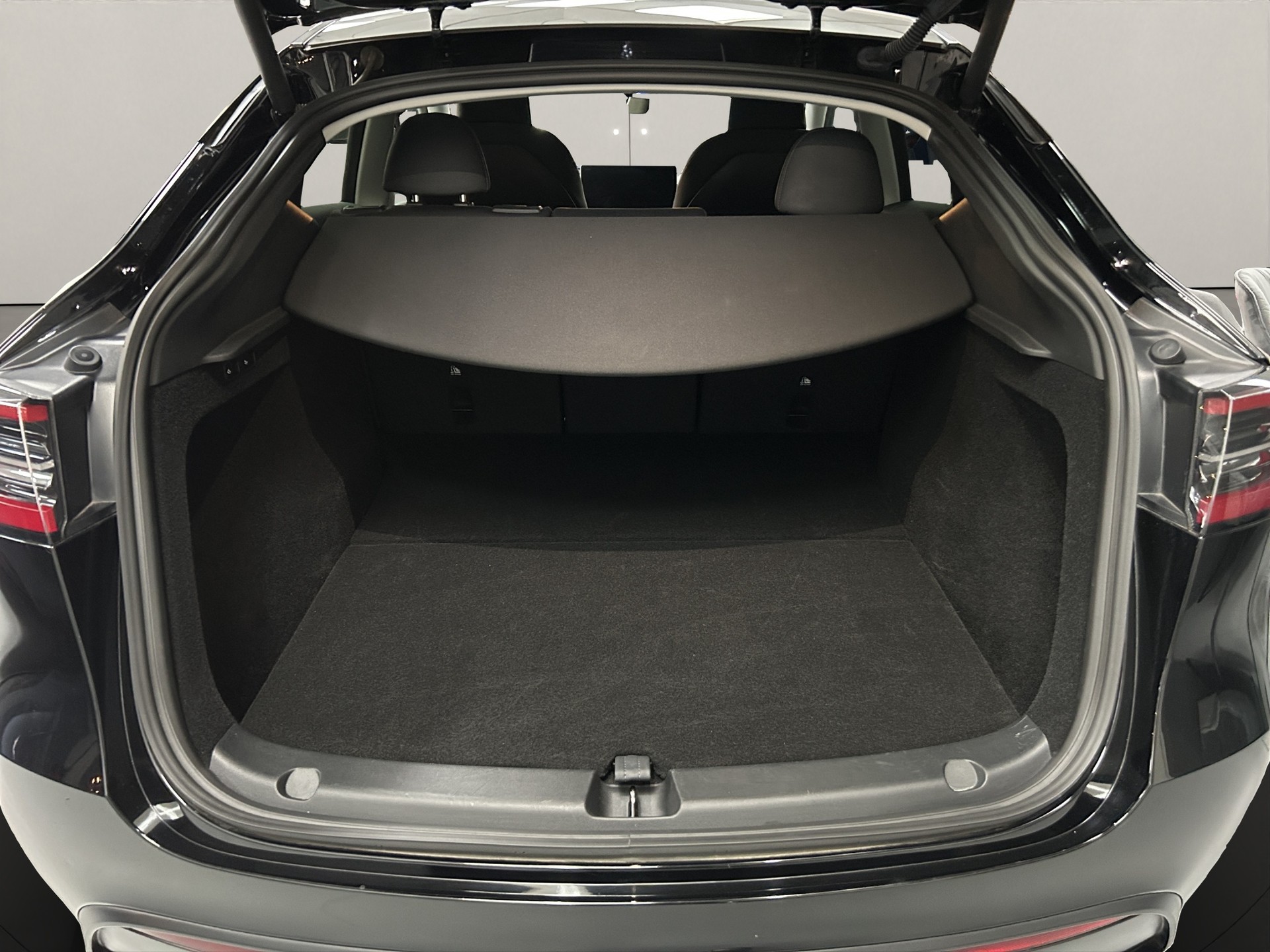 TESLA Model Y Long Range - 9