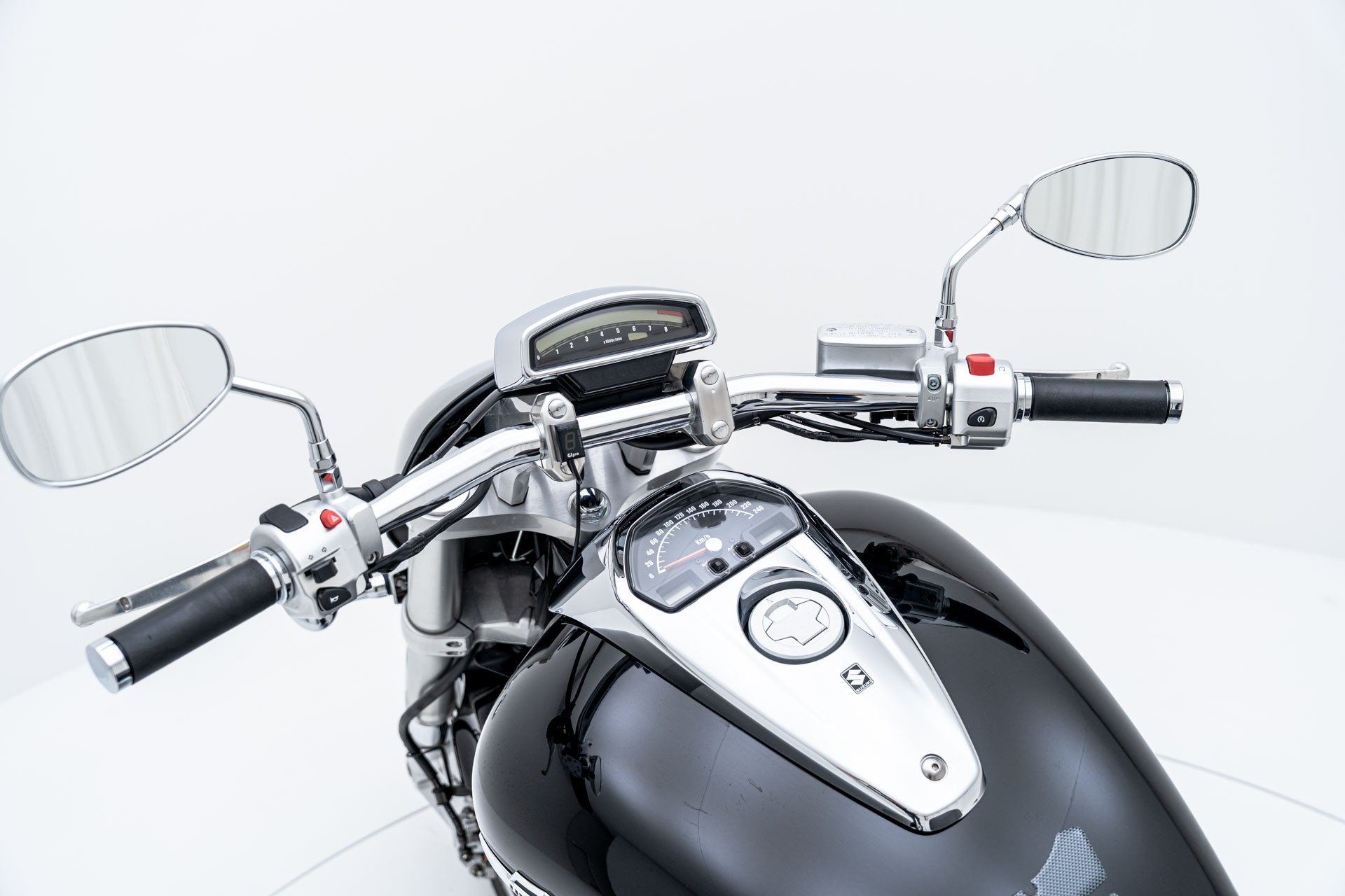 SUZUKI M 1800 R K6 - 8
