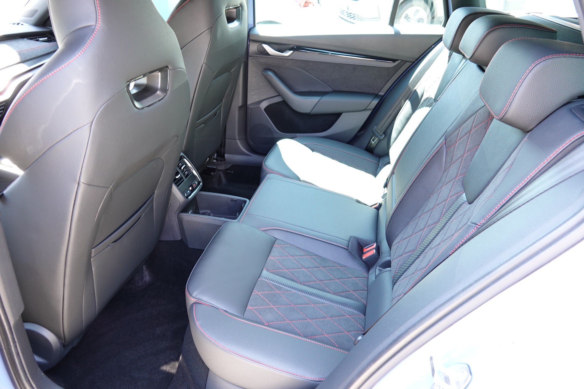 SKODA Octavia Combi 2.0 TSI RS 30 Years Edition DSG - 18