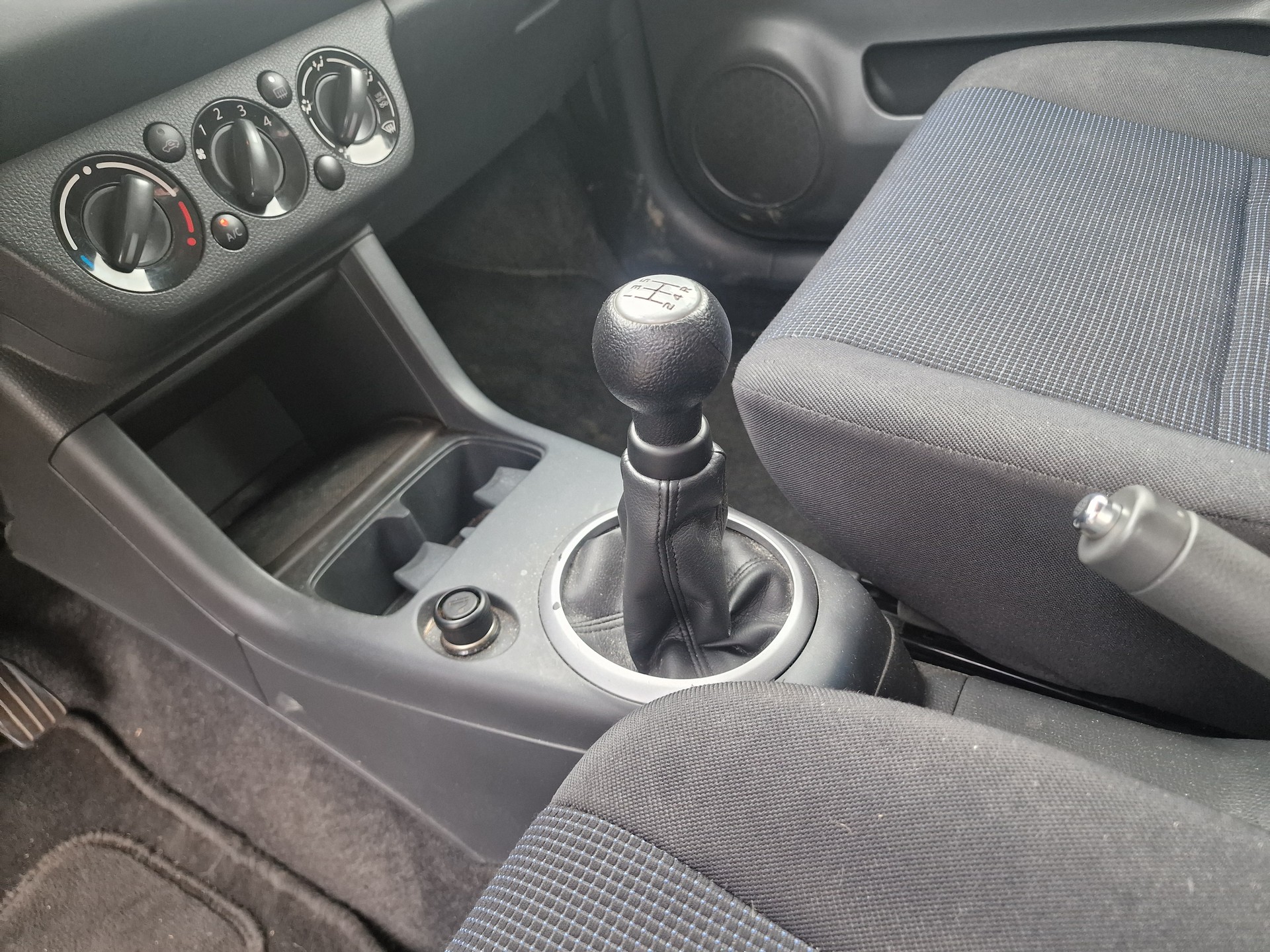 SUZUKI Swift 1.3i 16V GL Top 4x4 12Mt Gara MFK Neu 8Rad - 13