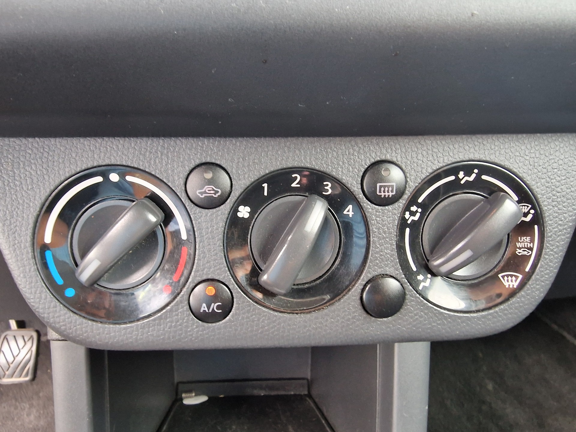 SUZUKI Swift 1.3i 16V GL Top 4x4 12Mt Gara MFK Neu 8Rad - 15