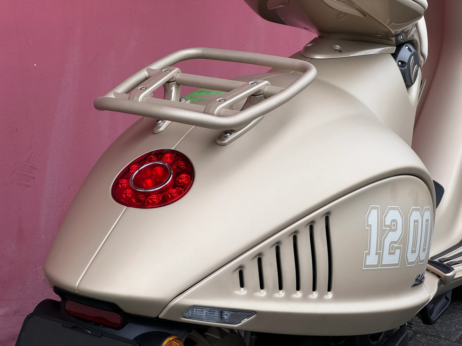 PIAGGIO Vespa 946 125 Dragon - 8