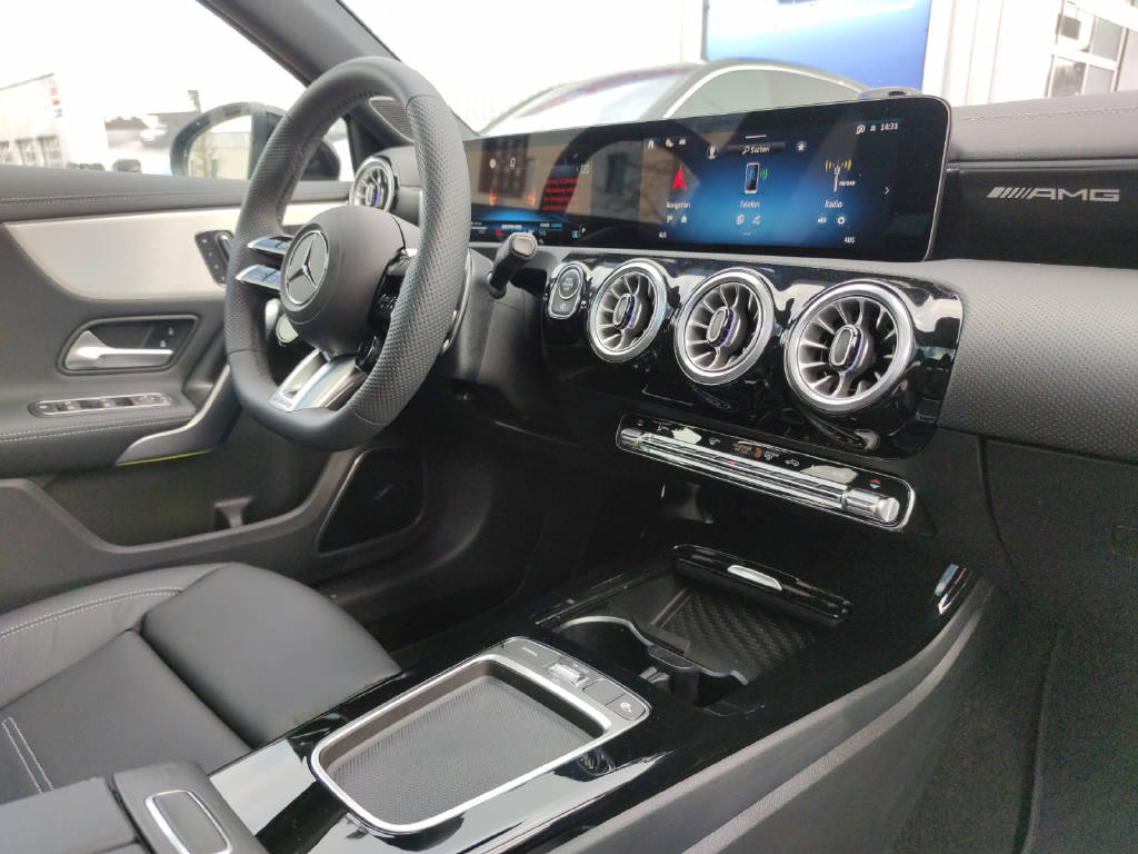 MERCEDES-BENZ A 35 AMG 4Matic - 11