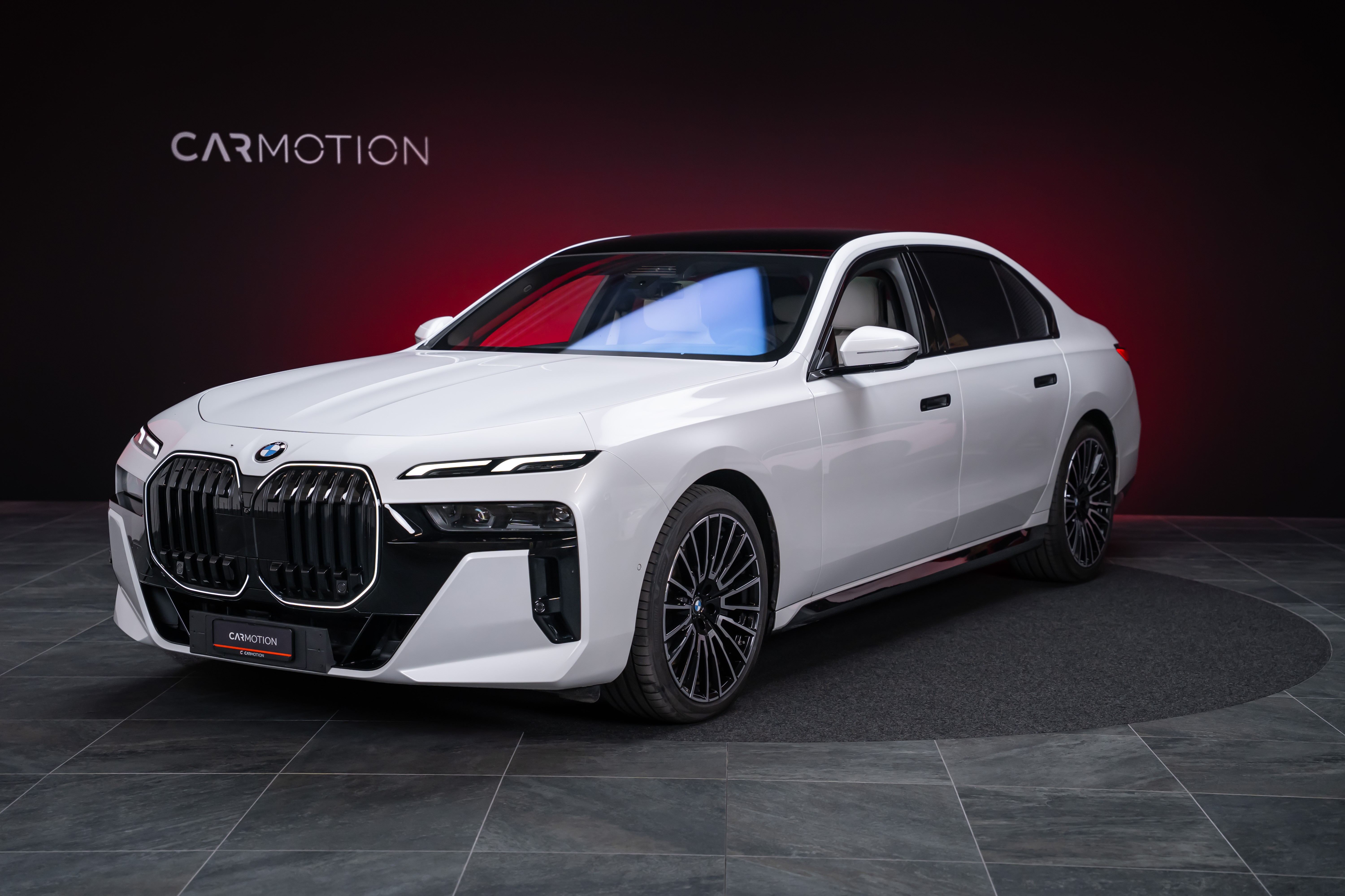 740d xDrive M Sport / Iconic Glow / Sky Lounge
