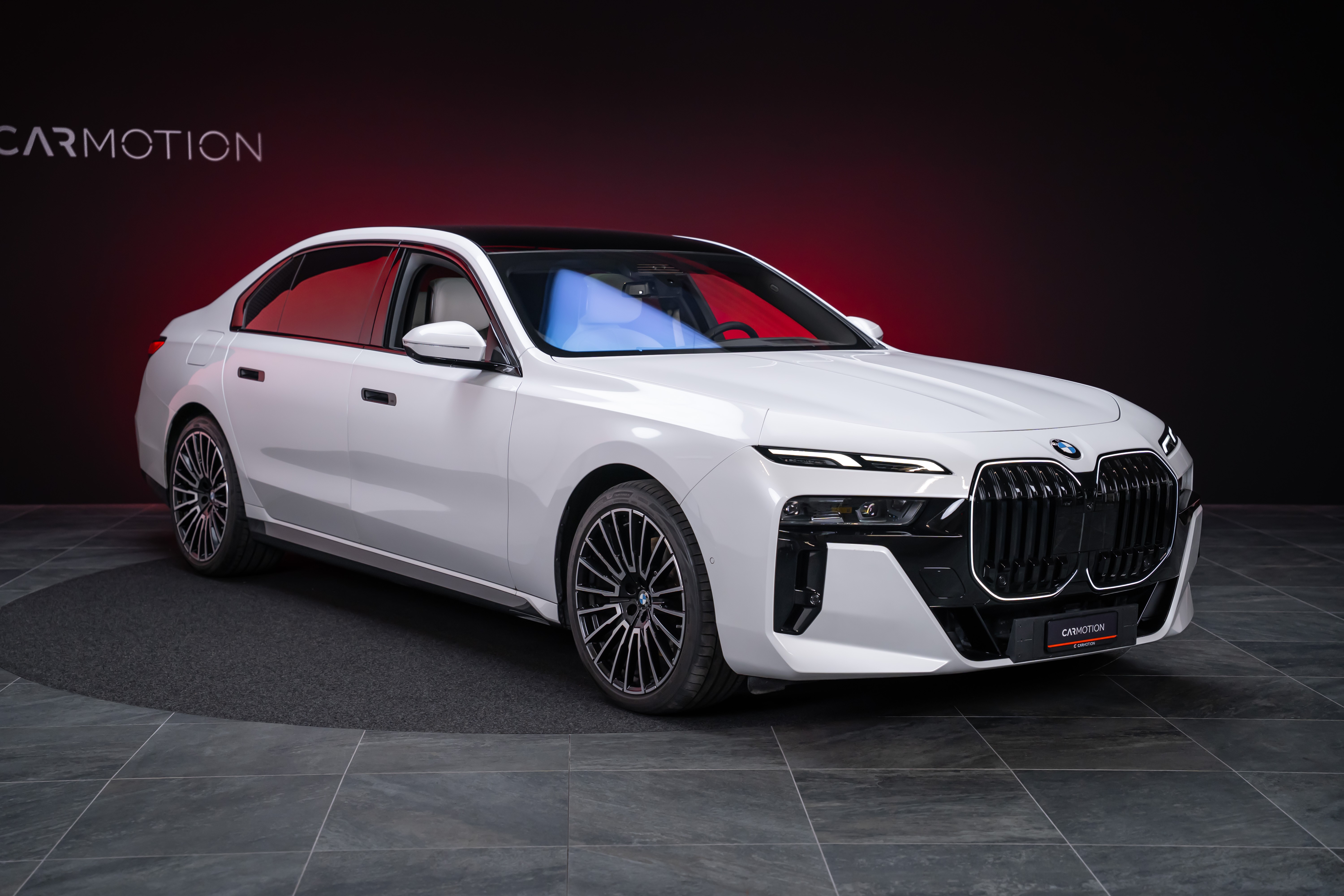 740d xDrive M Sport / Iconic Glow / Sky Lounge