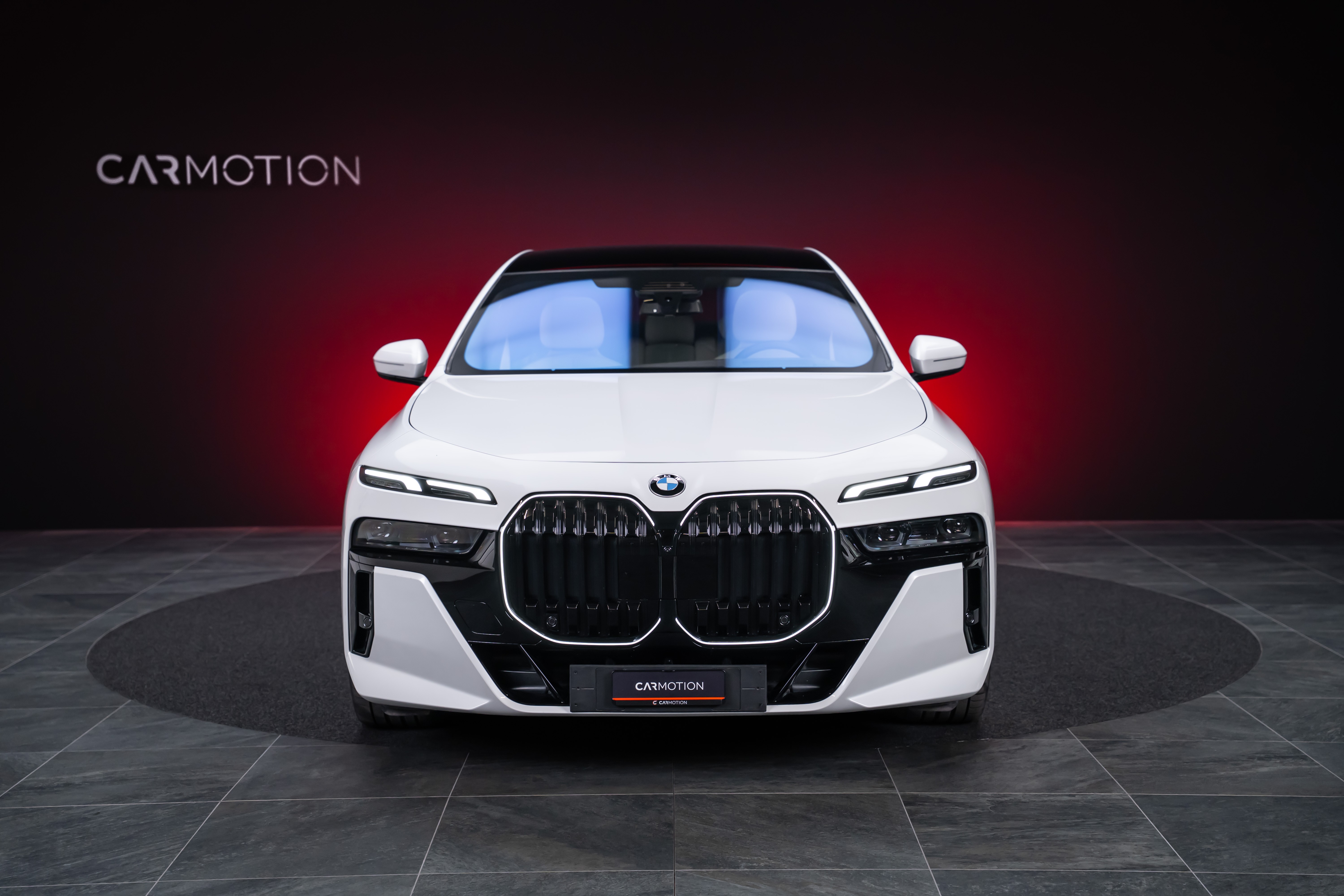 740d xDrive M Sport / Iconic Glow / Sky Lounge
