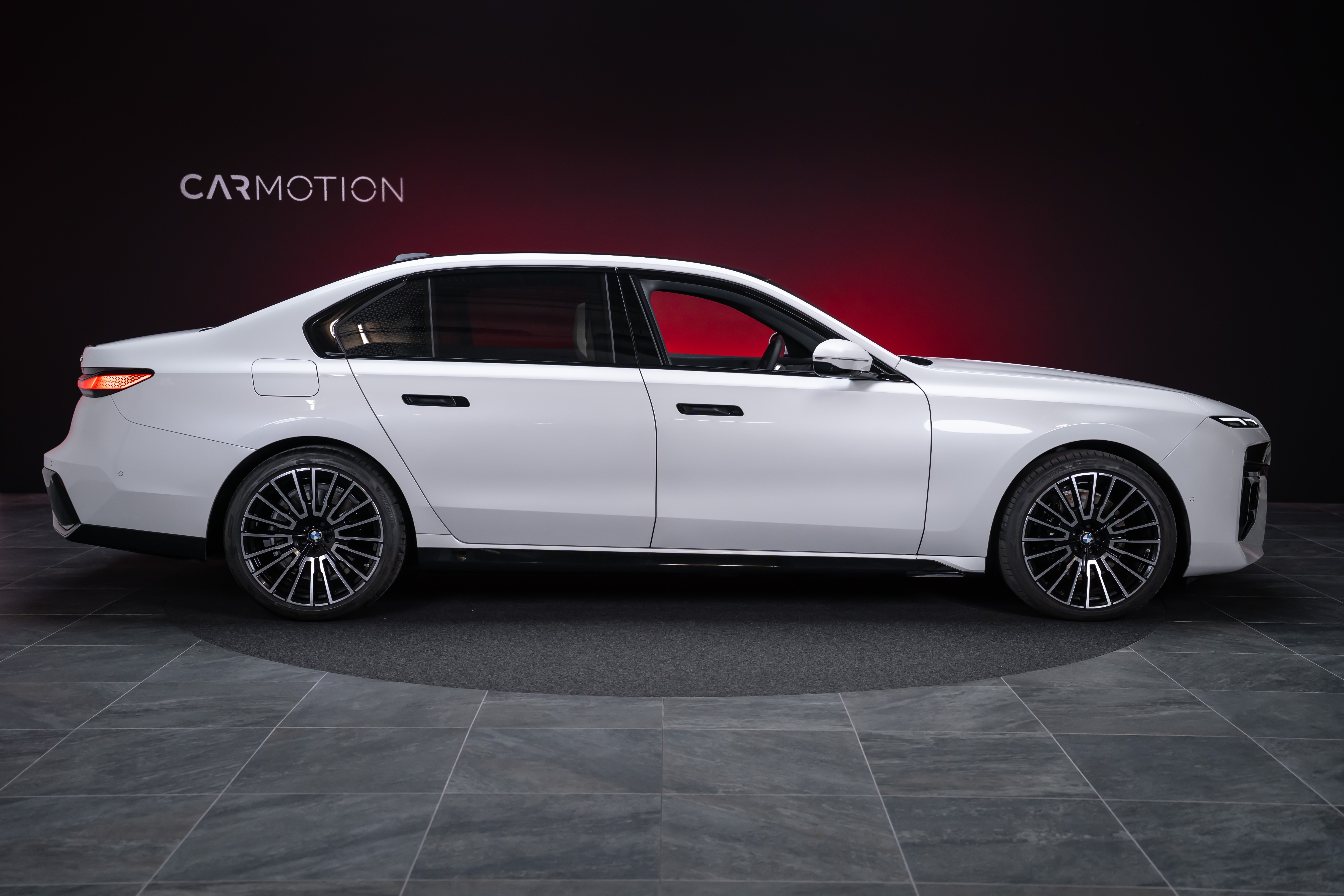 740d xDrive M Sport / Iconic Glow / Sky Lounge