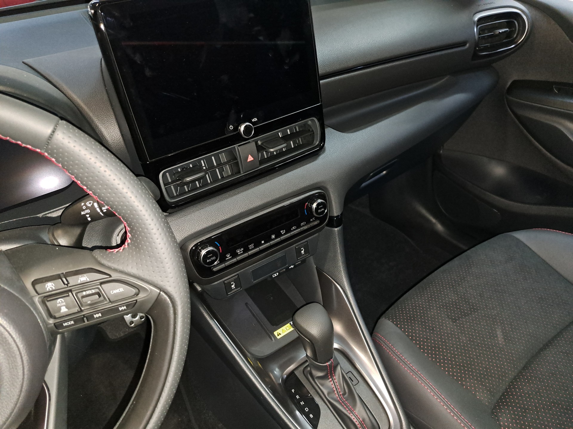 TOYOTA Yaris 1.5 GR Sport e-CVT - 12