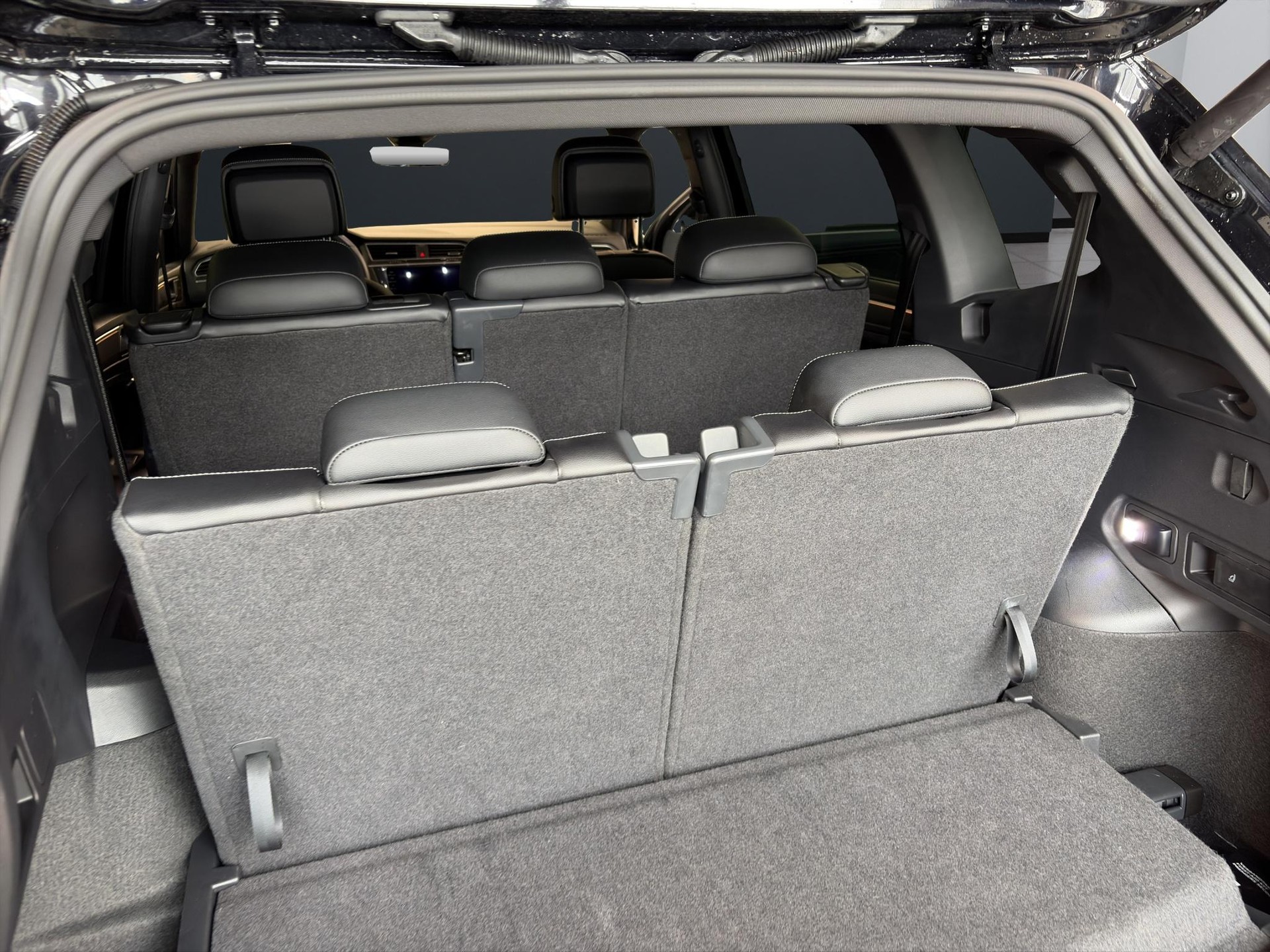 VW Tiguan Allspace 2.0 TSI R-Line DSG - 11