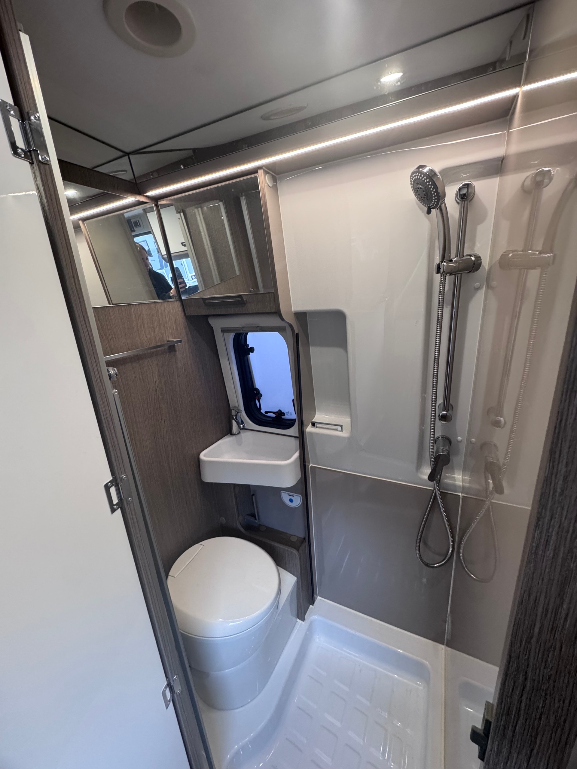 CHALLENGER V217 Road Edition VIP - 15