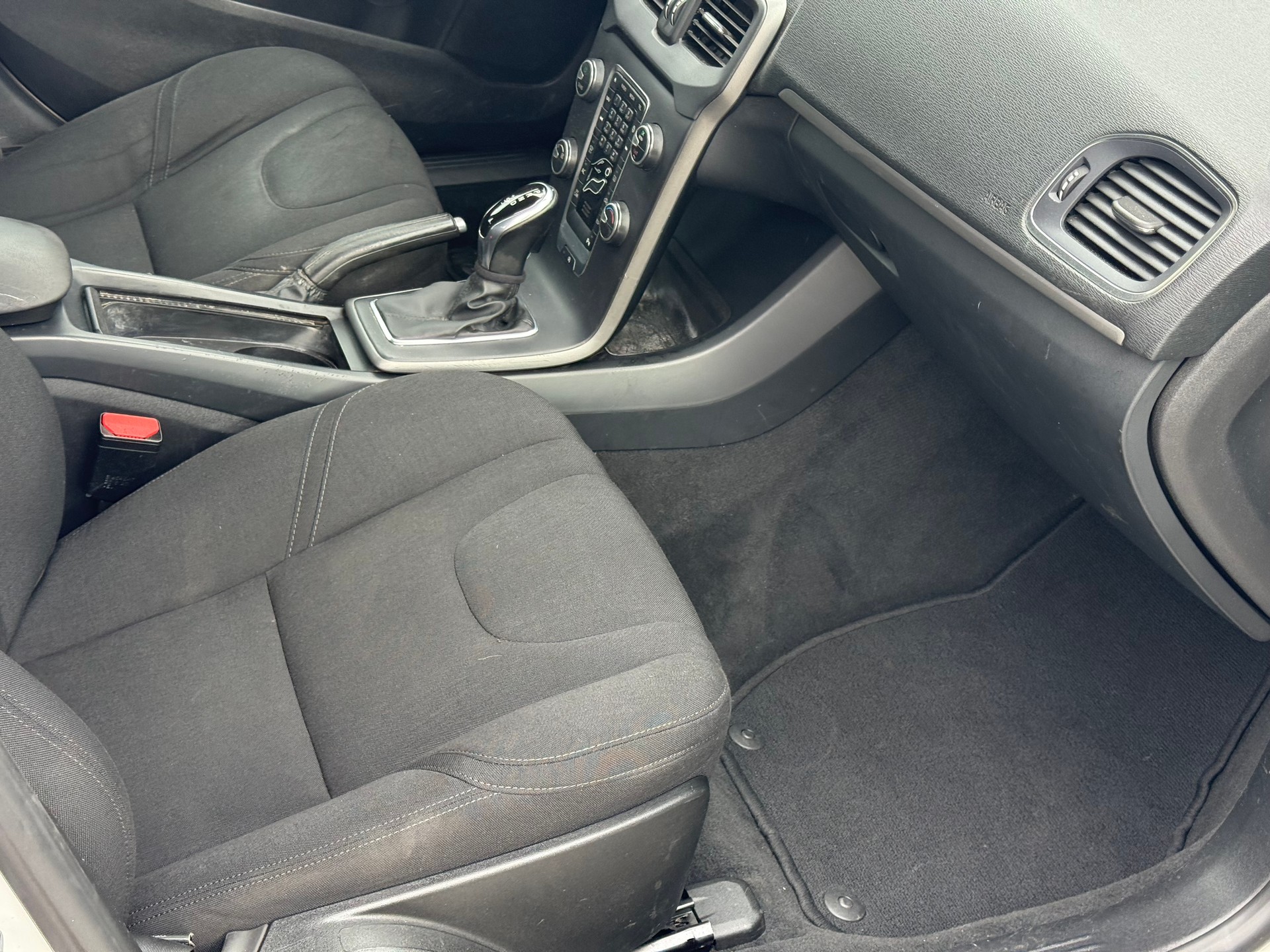 VOLVO V40 D2 Momentum Geartronic - 8