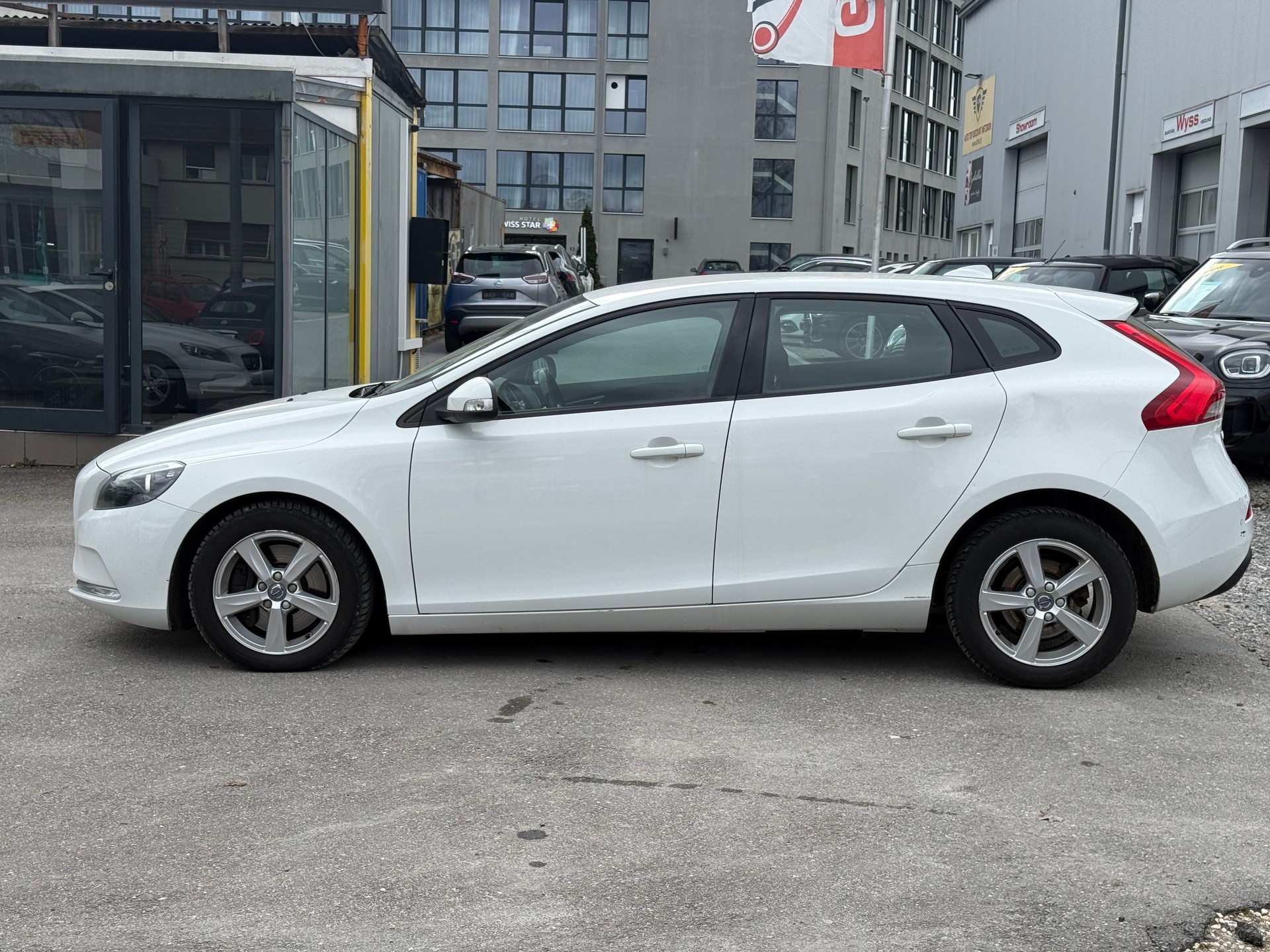 VOLVO V40 D2 Momentum Geartronic - 3