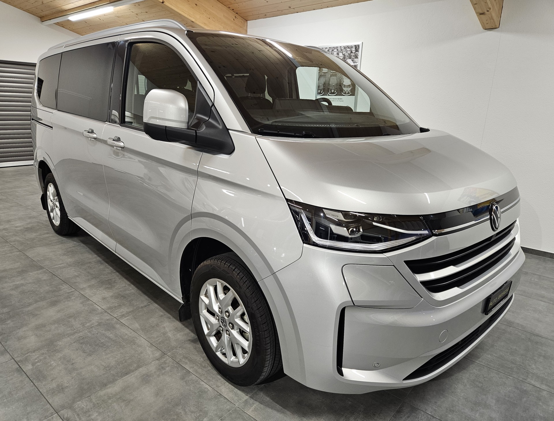 VW Caravelle BEV Style mit 2 Schiebetüren und 8 Sitzplätzen