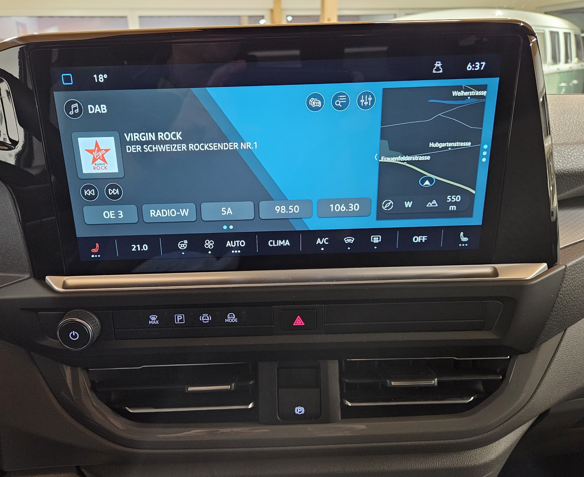 VW Caravelle BEV Style mit 2 Schiebetüren und 8 Sitzplätzen - 16