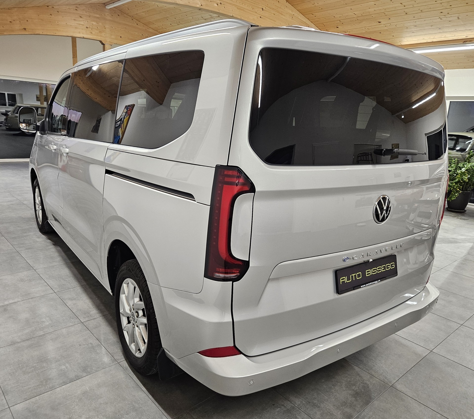 VW Caravelle BEV Style mit 2 Schiebetüren und 8 Sitzplätzen - 5