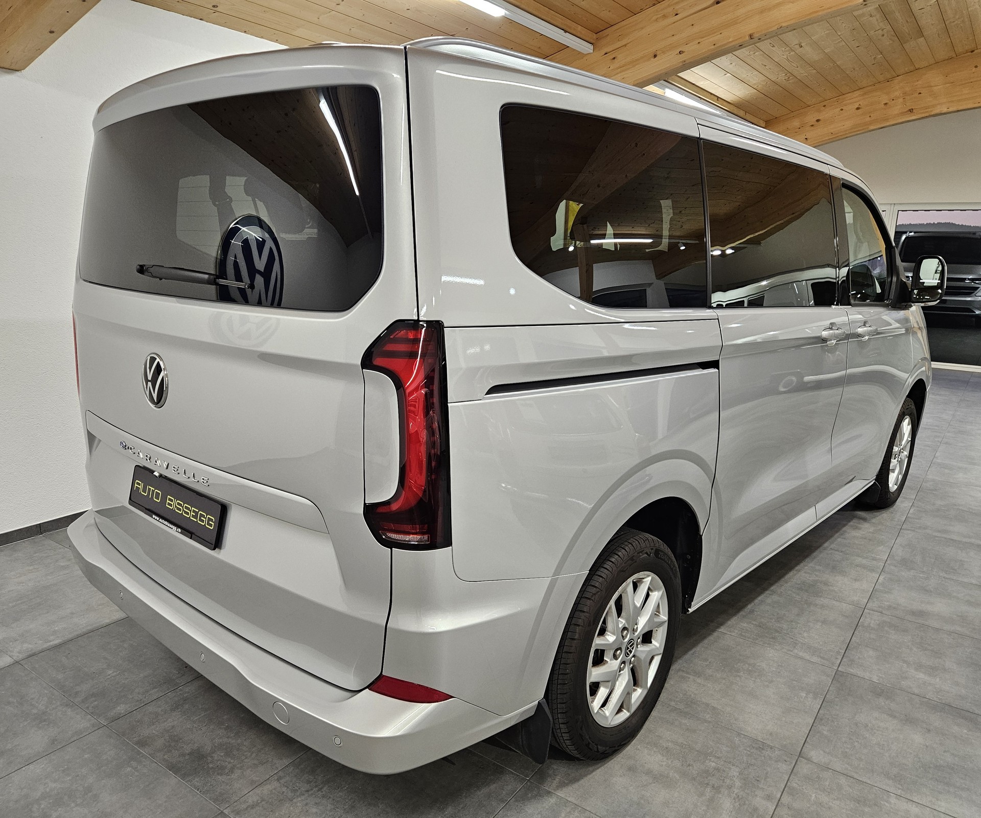VW Caravelle BEV Style mit 2 Schiebetüren und 8 Sitzplätzen - 9