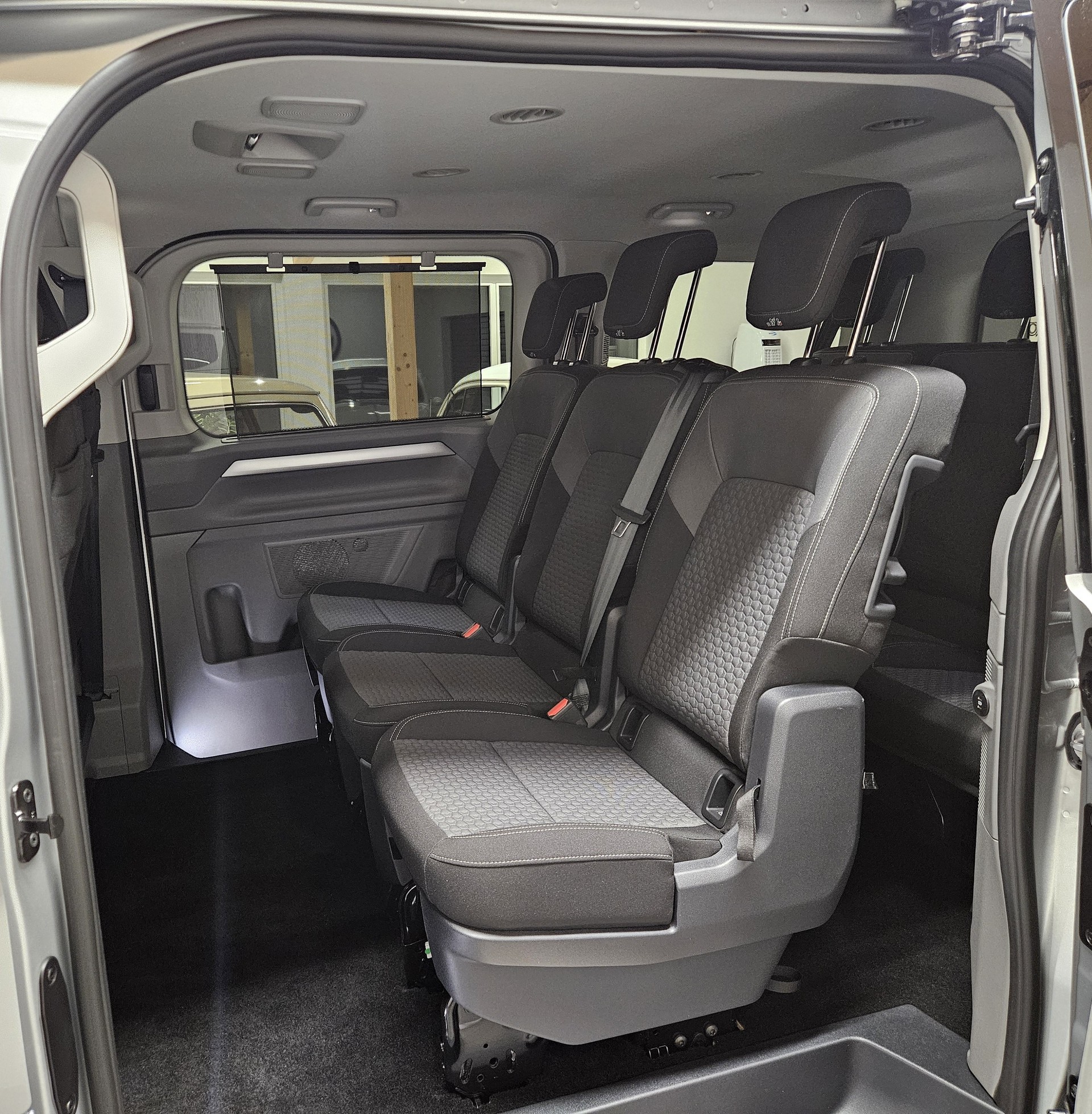 VW Caravelle BEV Style mit 2 Schiebetüren und 8 Sitzplätzen - 25