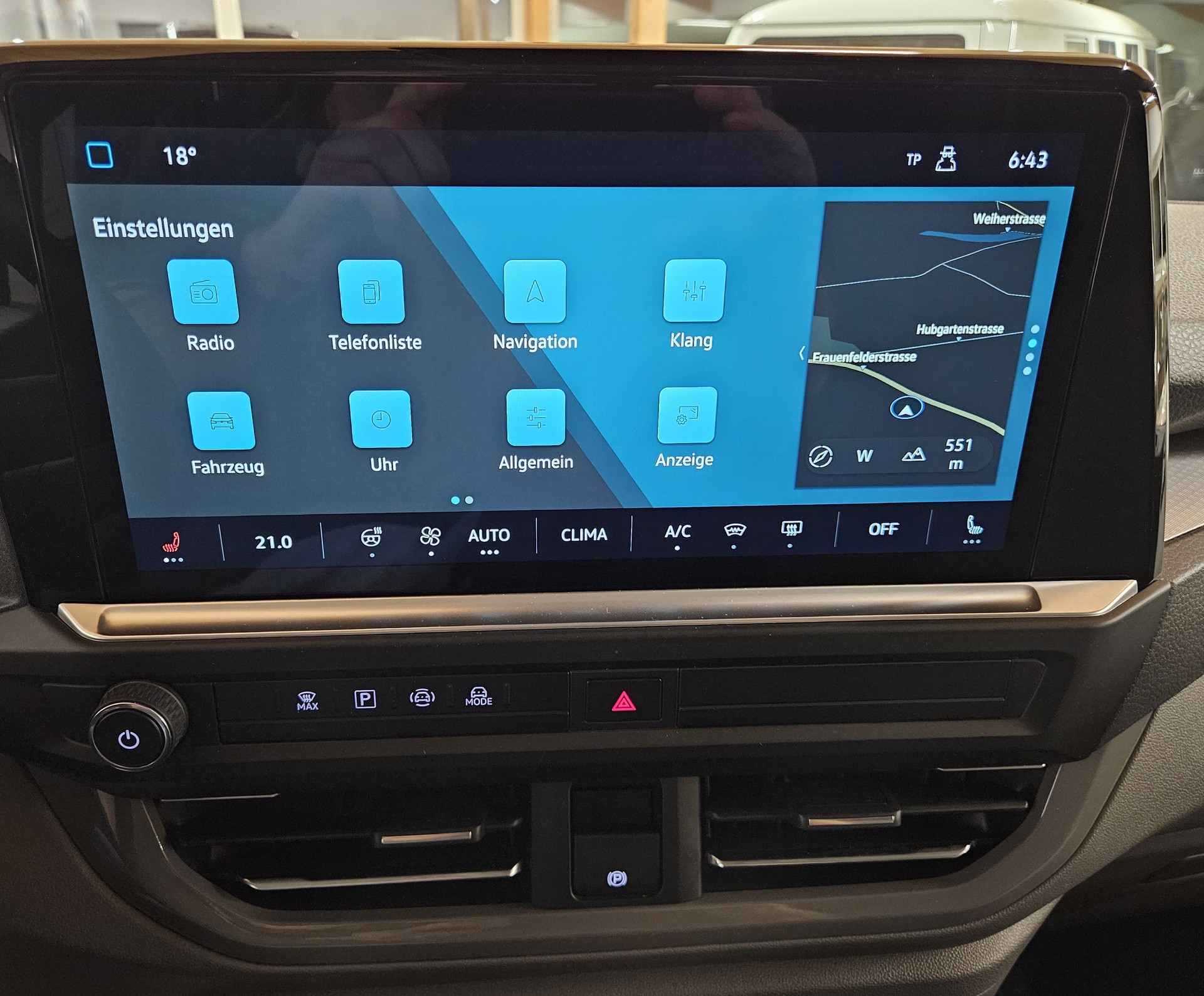 VW Caravelle BEV Style mit 2 Schiebetüren und 8 Sitzplätzen - 19