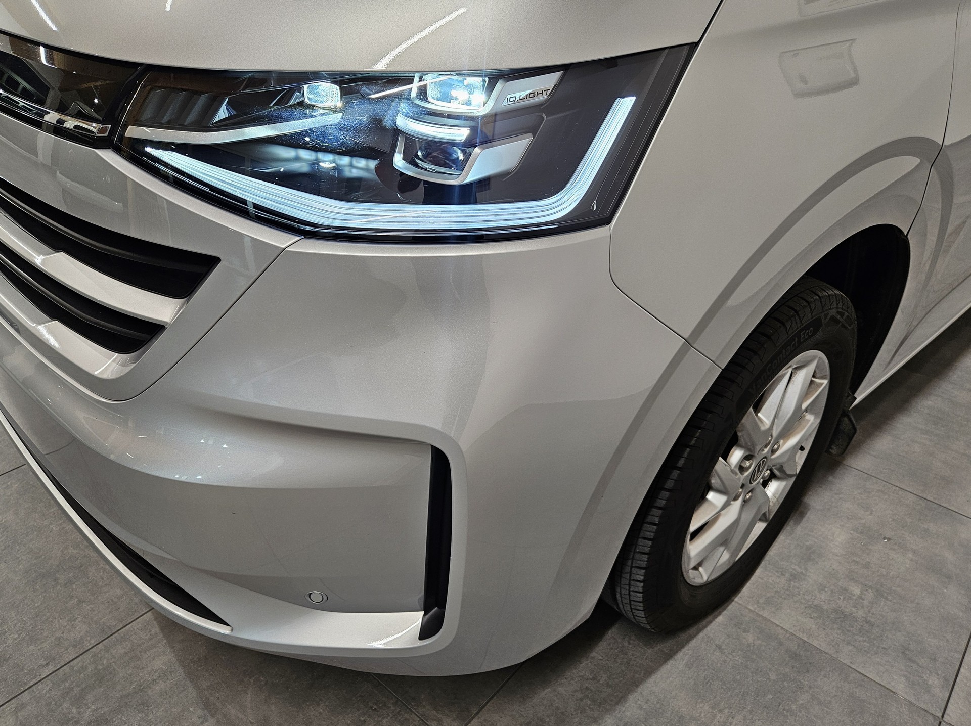 VW Caravelle BEV Style mit 2 Schiebetüren und 8 Sitzplätzen - 4