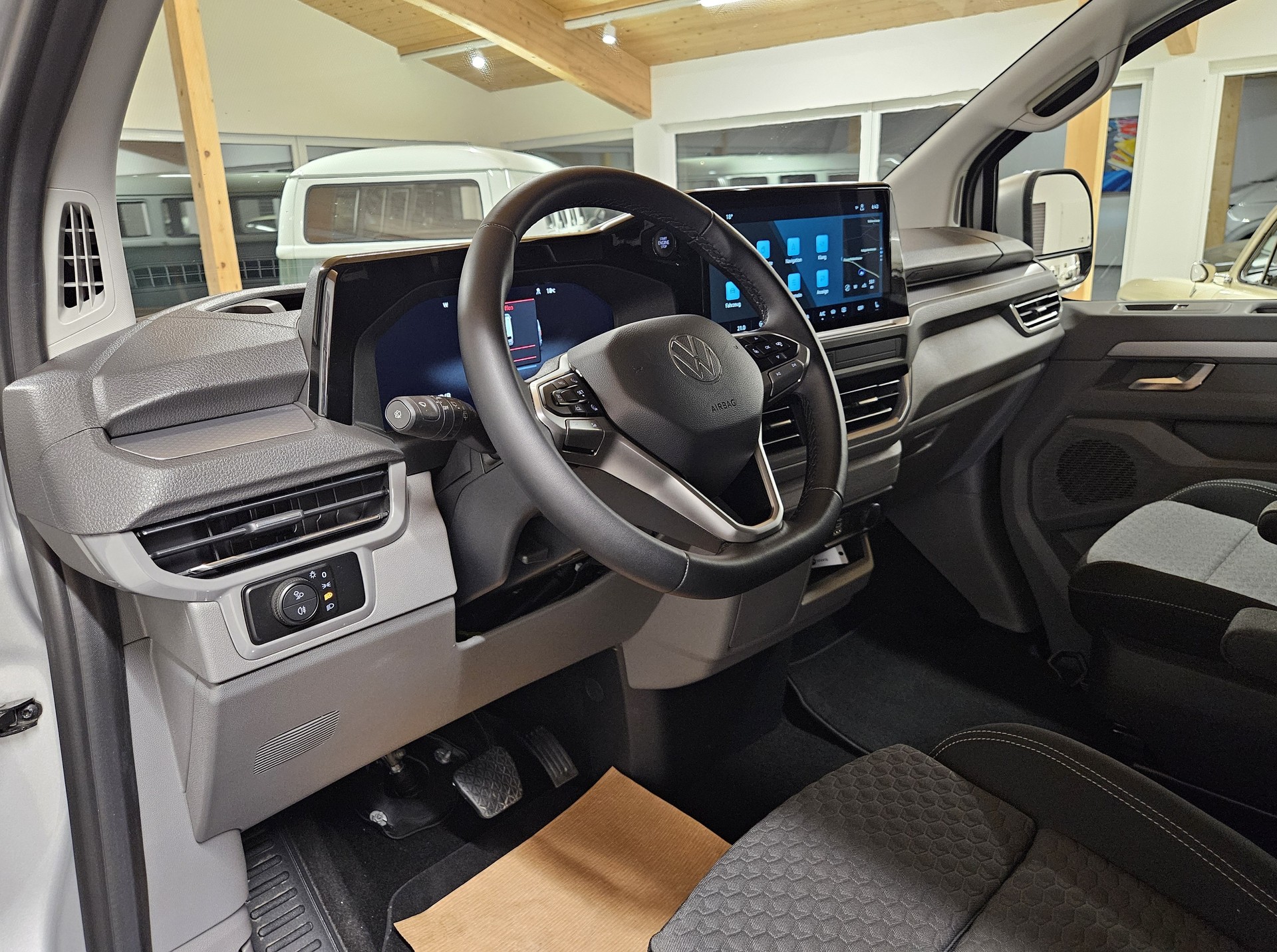 VW Caravelle BEV Style mit 2 Schiebetüren und 8 Sitzplätzen - 13