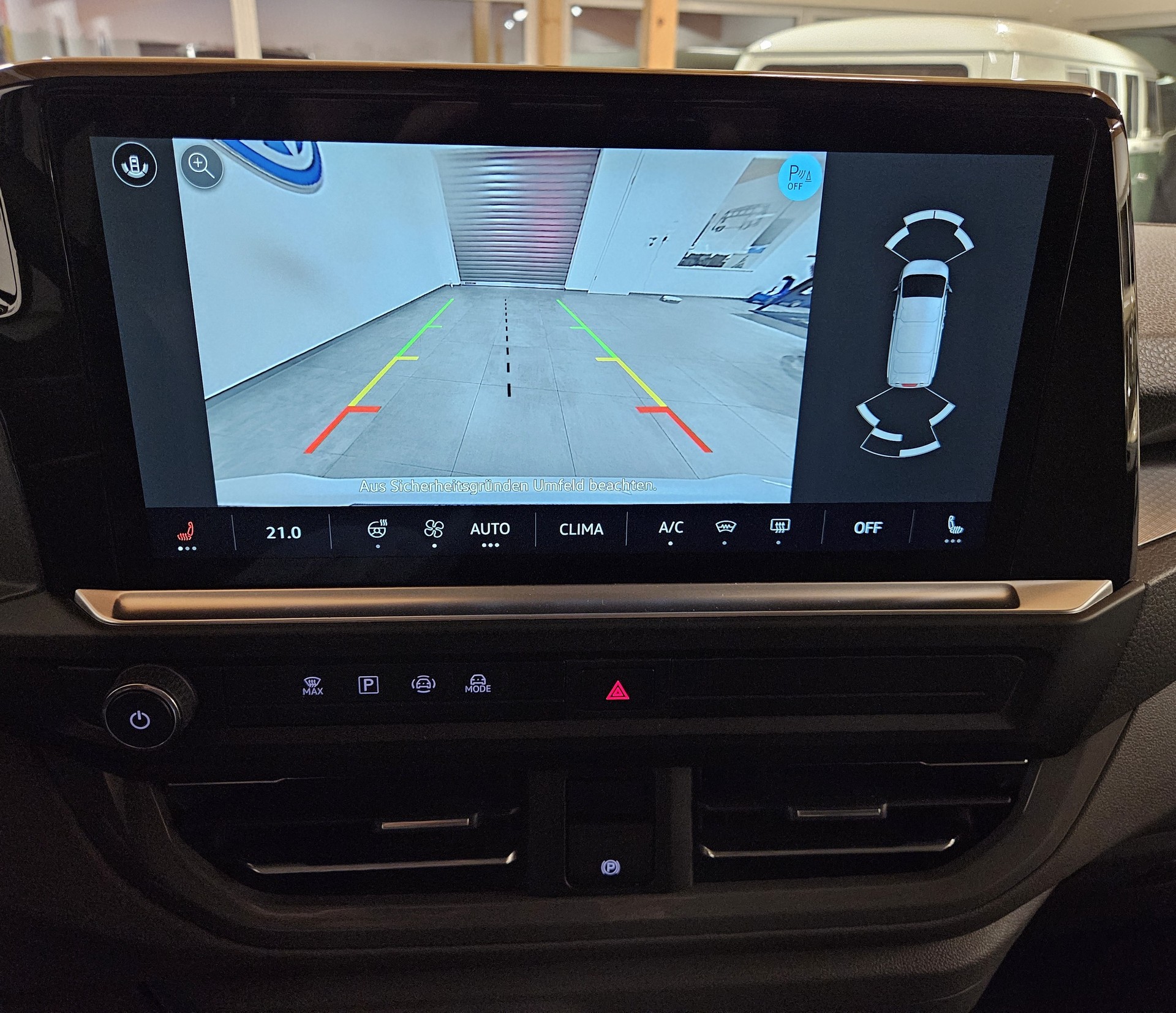 VW Caravelle BEV Style mit 2 Schiebetüren und 8 Sitzplätzen - 17