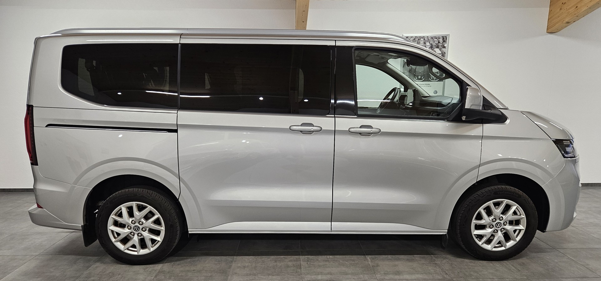 VW Caravelle BEV Style mit 2 Schiebetüren und 8 Sitzplätzen - 10