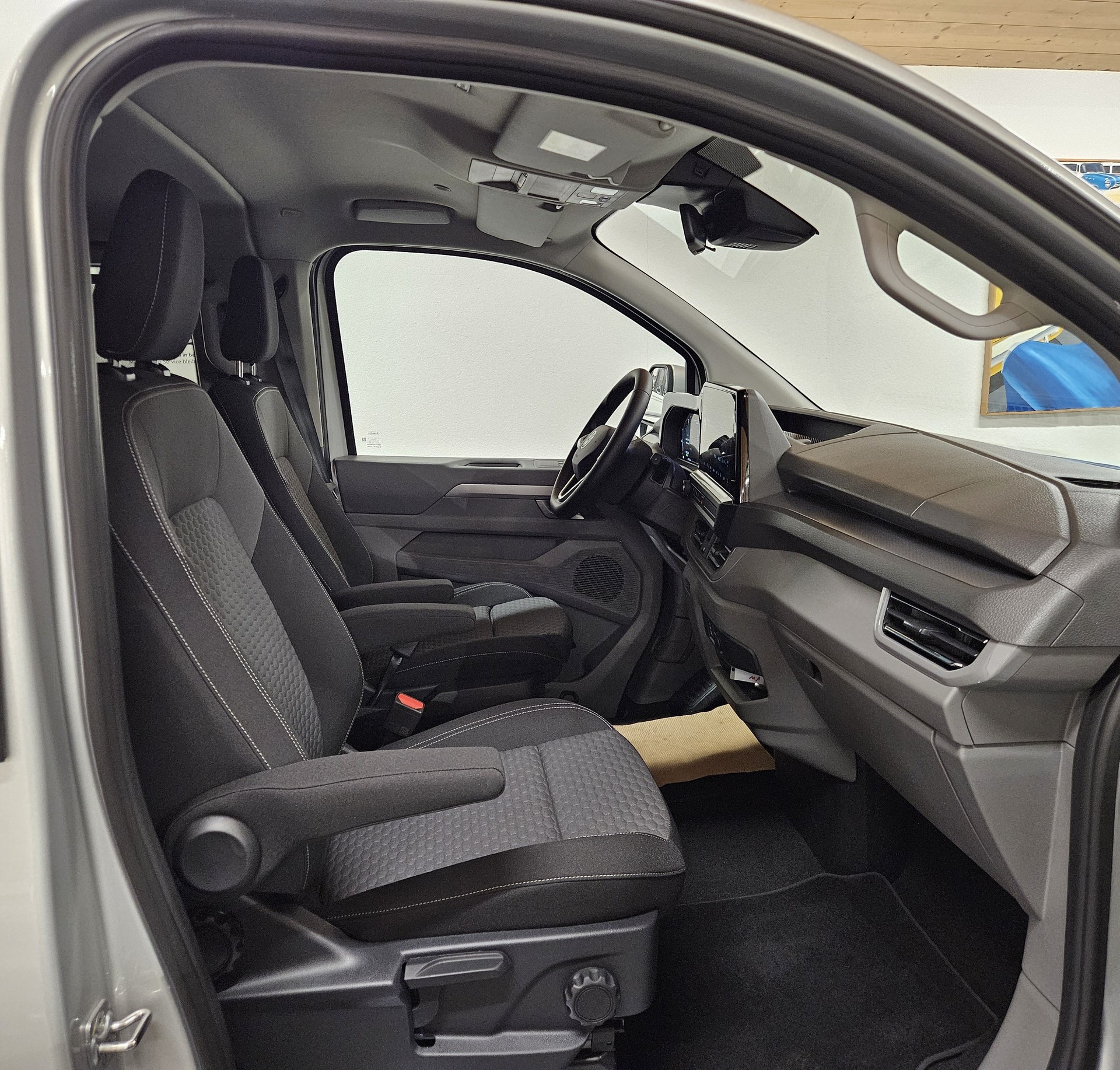 VW Caravelle BEV Style mit 2 Schiebetüren und 8 Sitzplätzen - 14