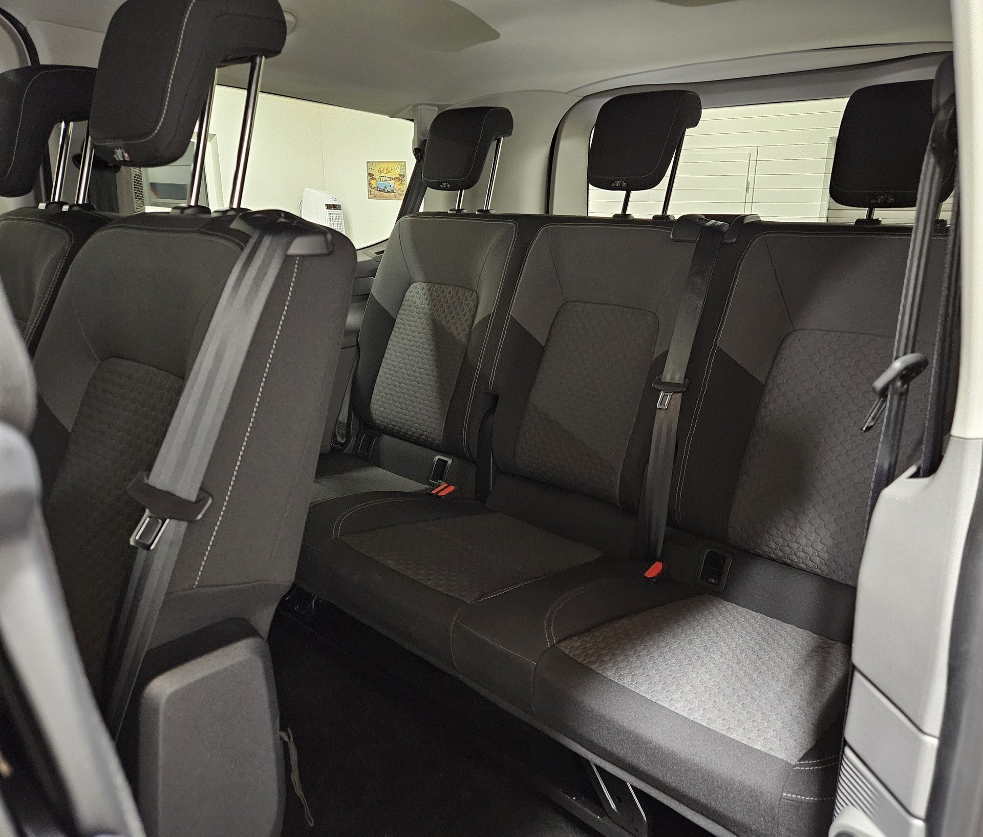 VW Caravelle BEV Style mit 2 Schiebetüren und 8 Sitzplätzen - 26