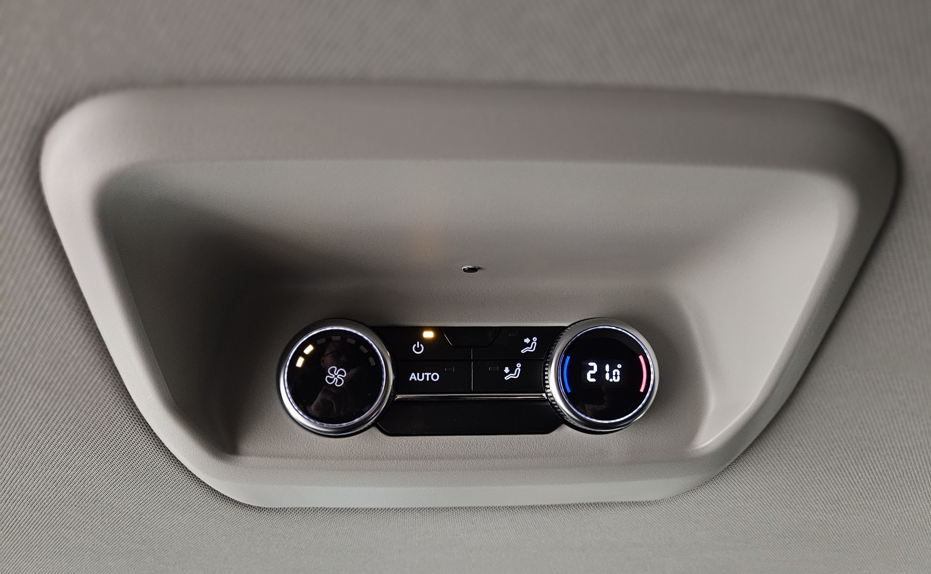 VW Caravelle BEV Style mit 2 Schiebetüren und 8 Sitzplätzen - 28