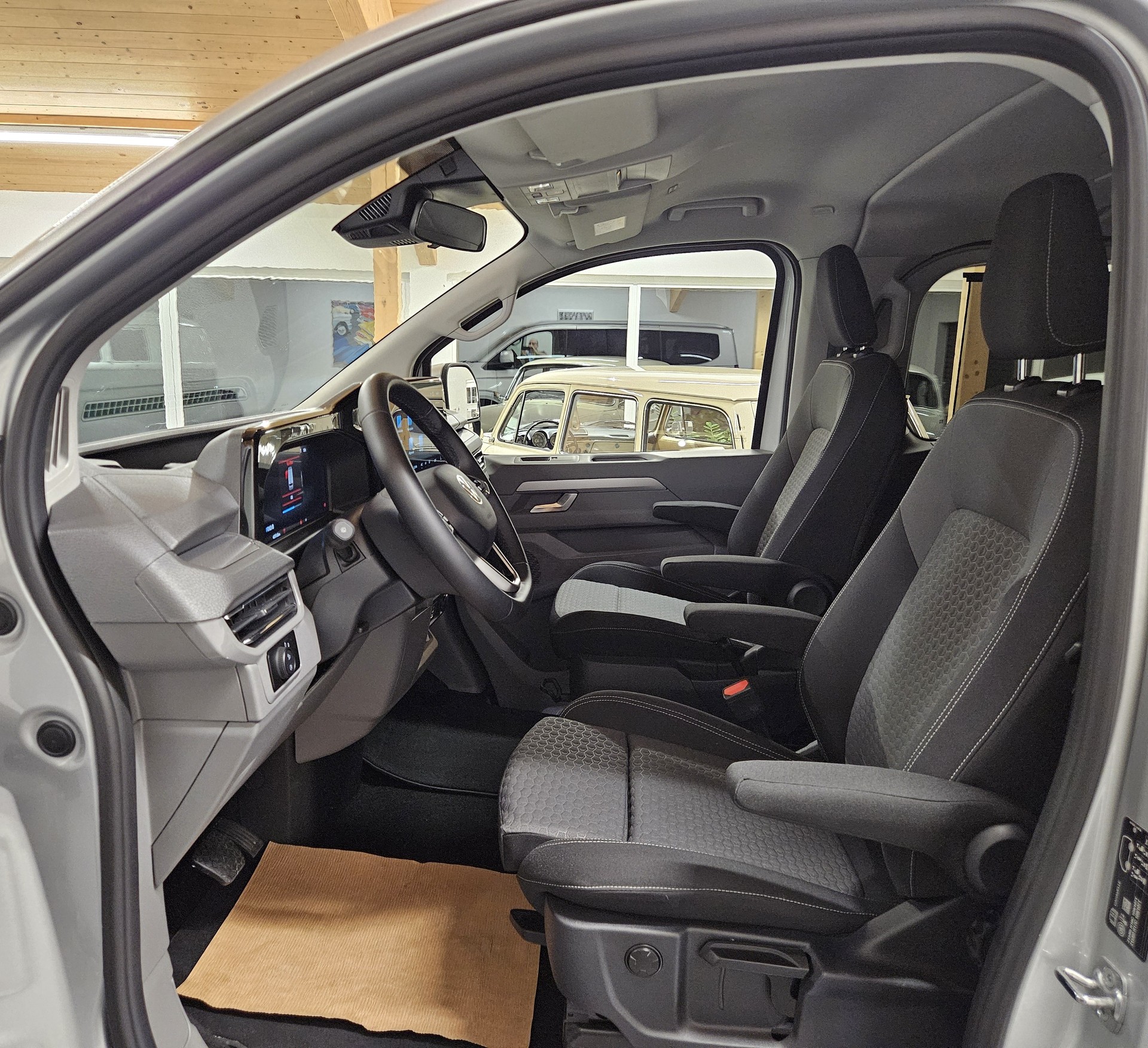 VW Caravelle BEV Style mit 2 Schiebetüren und 8 Sitzplätzen - 12