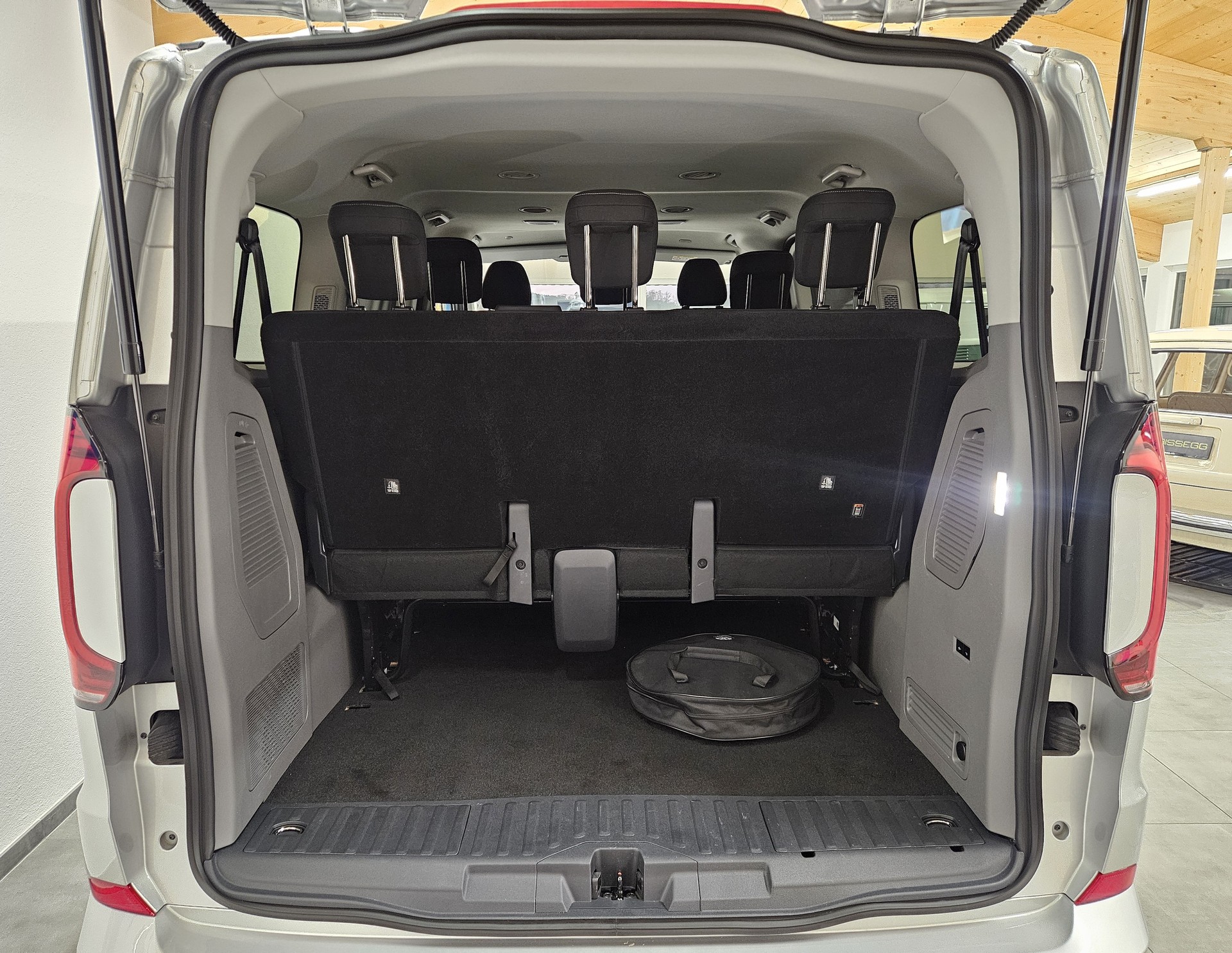 VW Caravelle BEV Style mit 2 Schiebetüren und 8 Sitzplätzen - 29