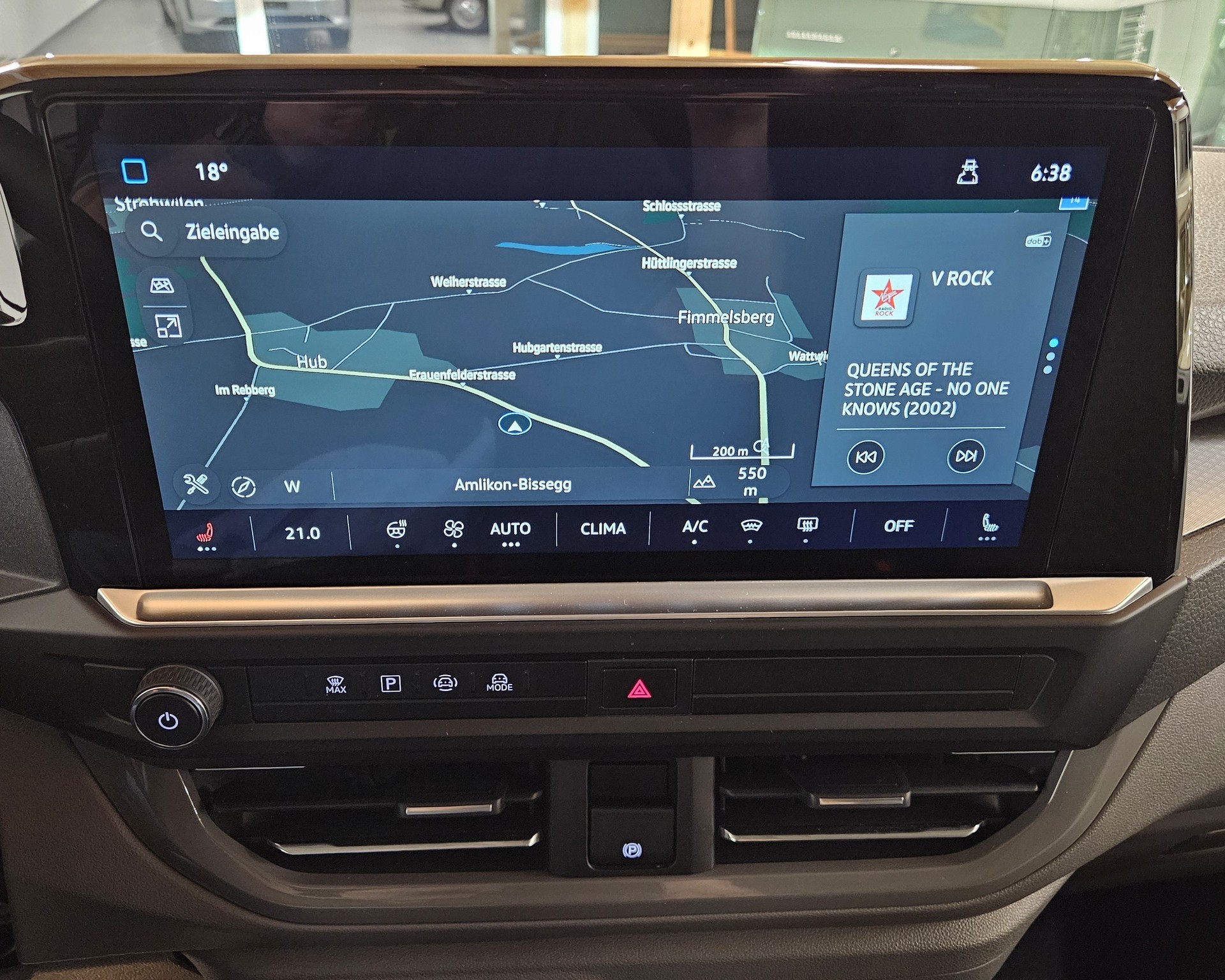 VW Caravelle BEV Style mit 2 Schiebetüren und 8 Sitzplätzen - 18