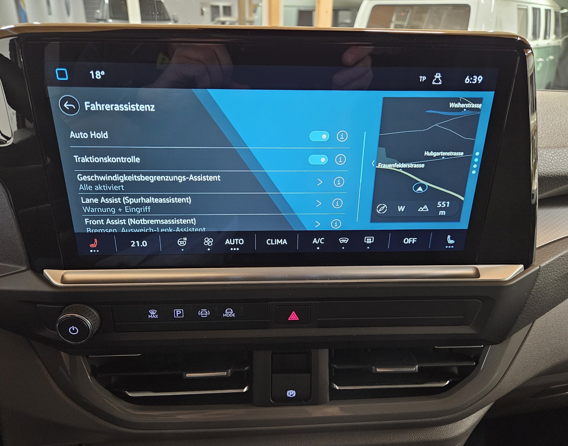 VW Caravelle BEV Style mit 2 Schiebetüren und 8 Sitzplätzen - 22