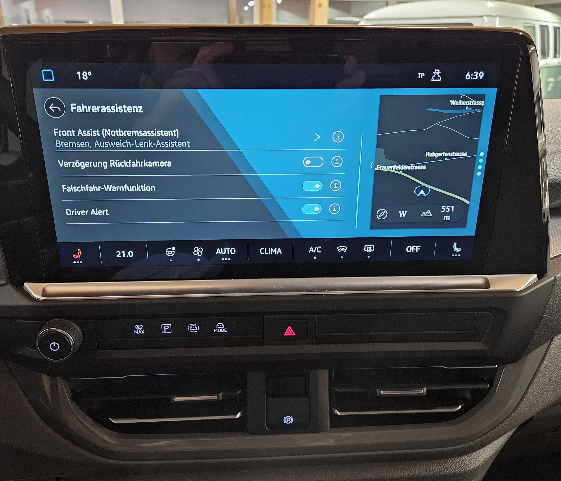 VW Caravelle BEV Style mit 2 Schiebetüren und 8 Sitzplätzen - 23