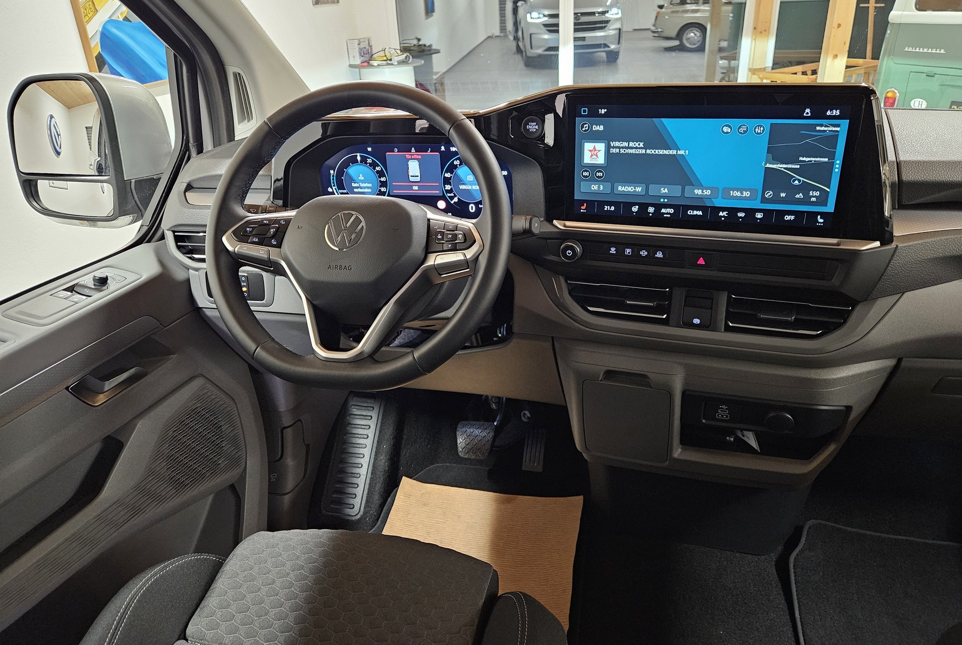 VW Caravelle BEV Style mit 2 Schiebetüren und 8 Sitzplätzen - 15