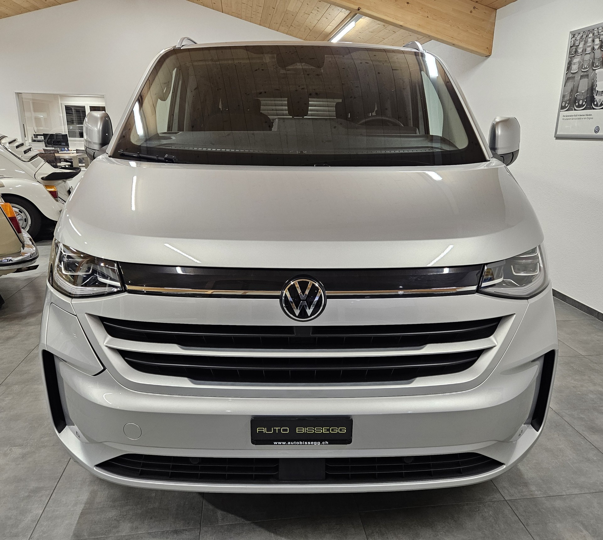 VW Caravelle BEV Style mit 2 Schiebetüren und 8 Sitzplätzen - 2