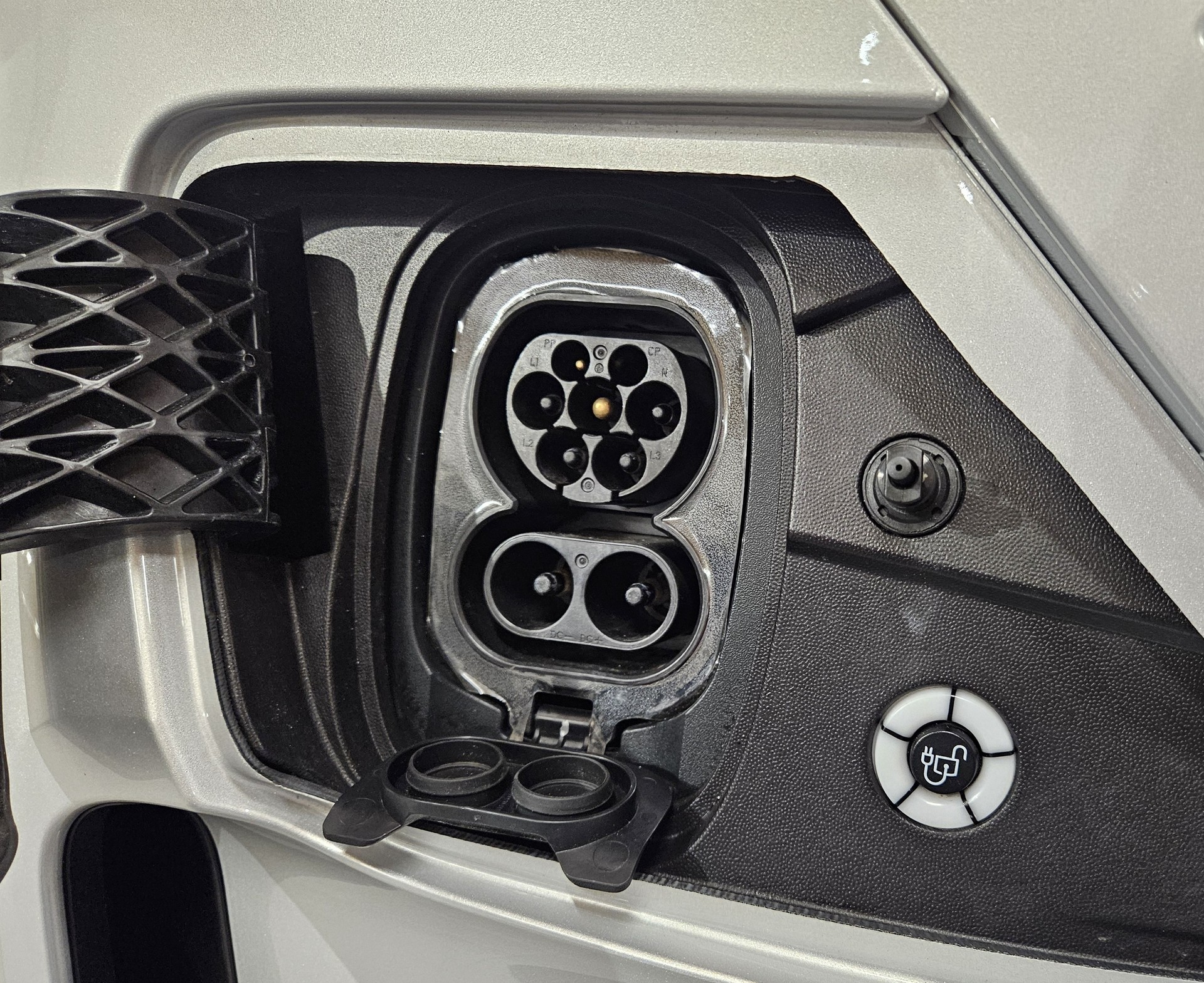 VW Caravelle BEV Style mit 2 Schiebetüren und 8 Sitzplätzen - 11