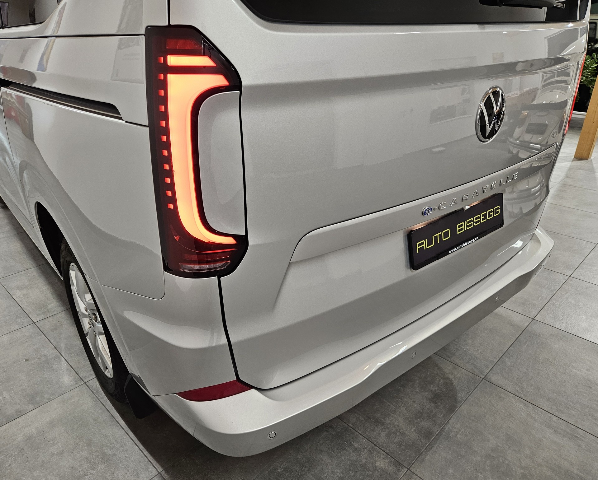 VW Caravelle BEV Style mit 2 Schiebetüren und 8 Sitzplätzen - 6