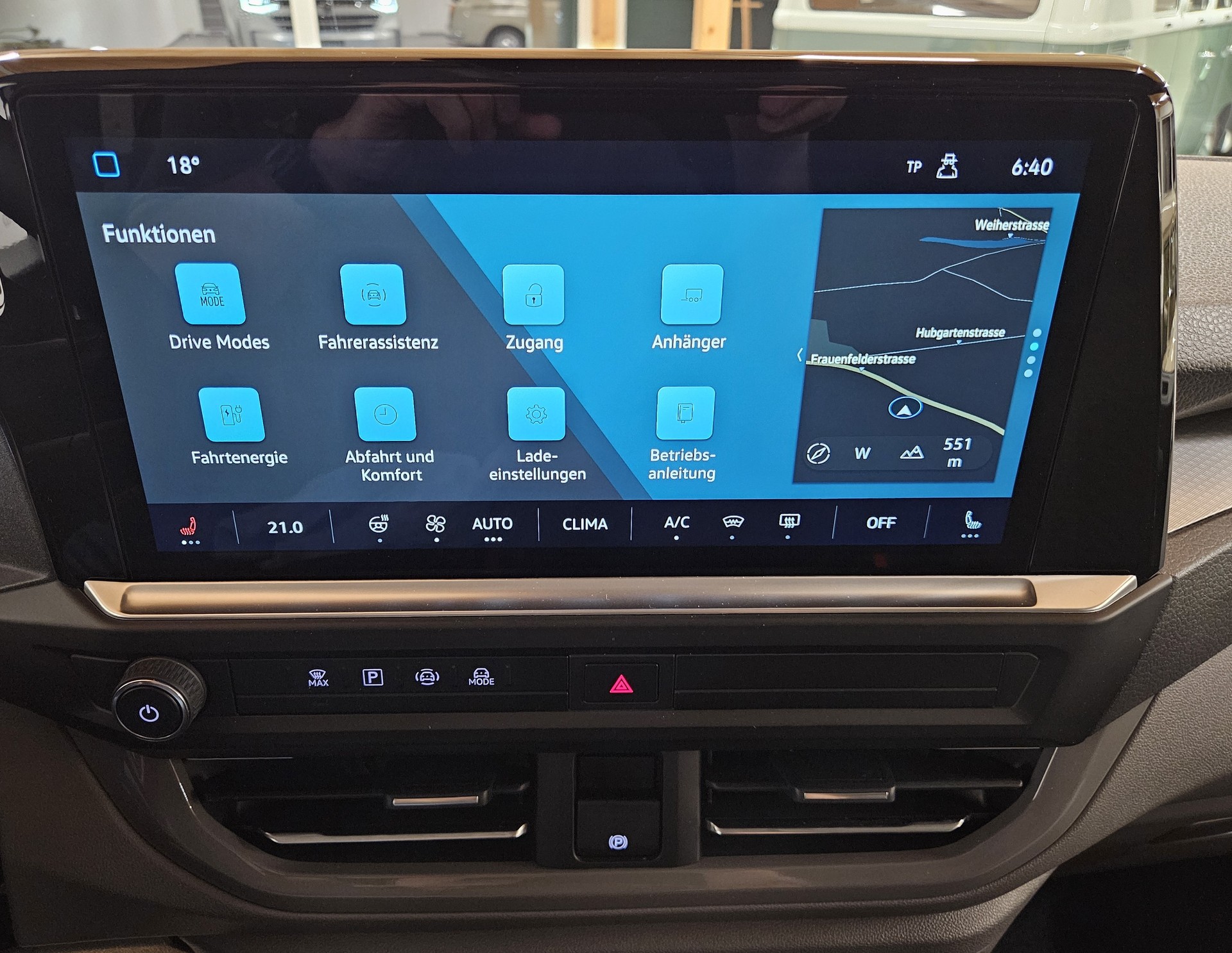 VW Caravelle BEV Style mit 2 Schiebetüren und 8 Sitzplätzen - 20