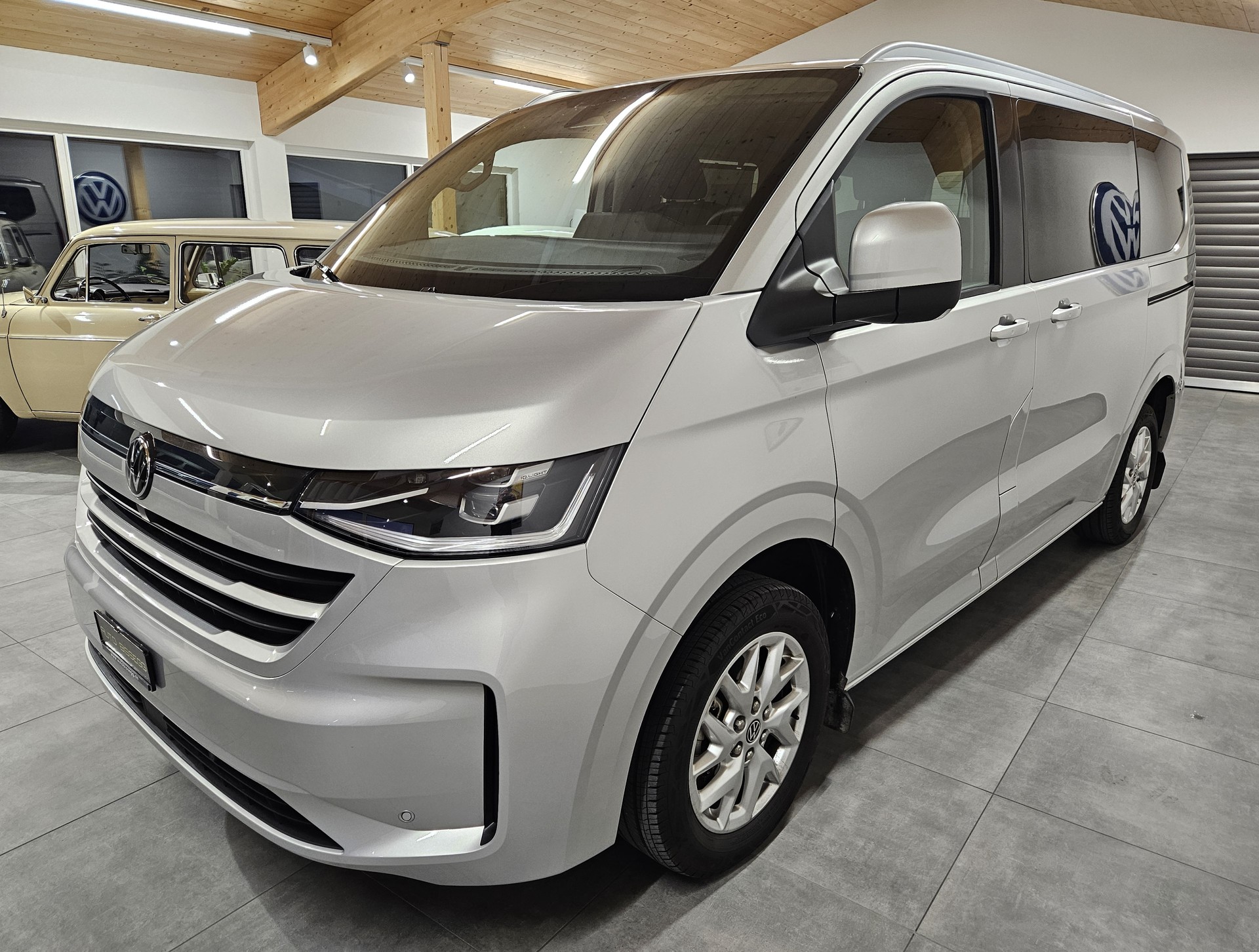 VW Caravelle BEV Style mit 2 Schiebetüren und 8 Sitzplätzen - 3