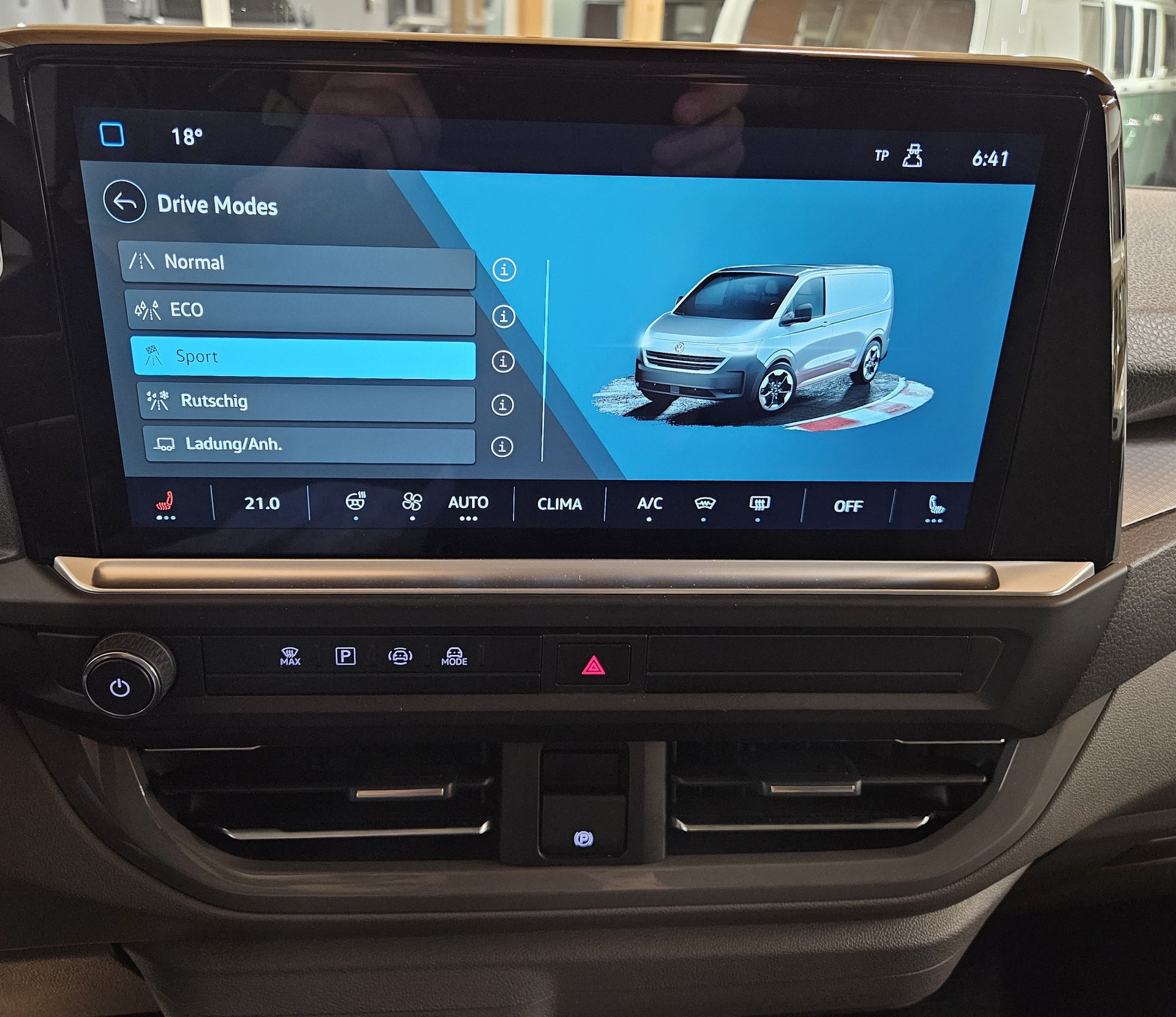 VW Caravelle BEV Style mit 2 Schiebetüren und 8 Sitzplätzen - 24