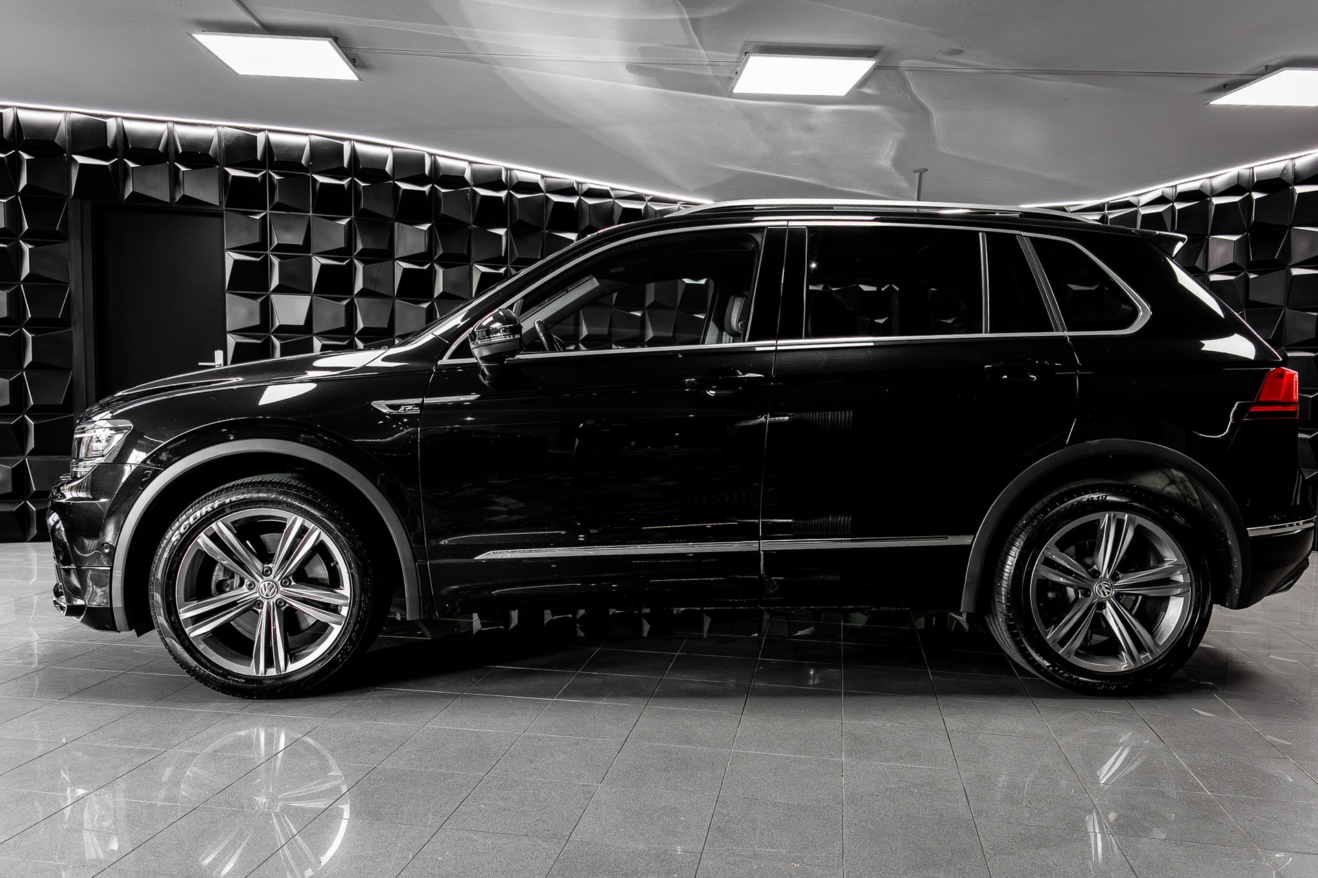 VW Tiguan 2.0TSI Highline 4Motion DSG R-Line - 2