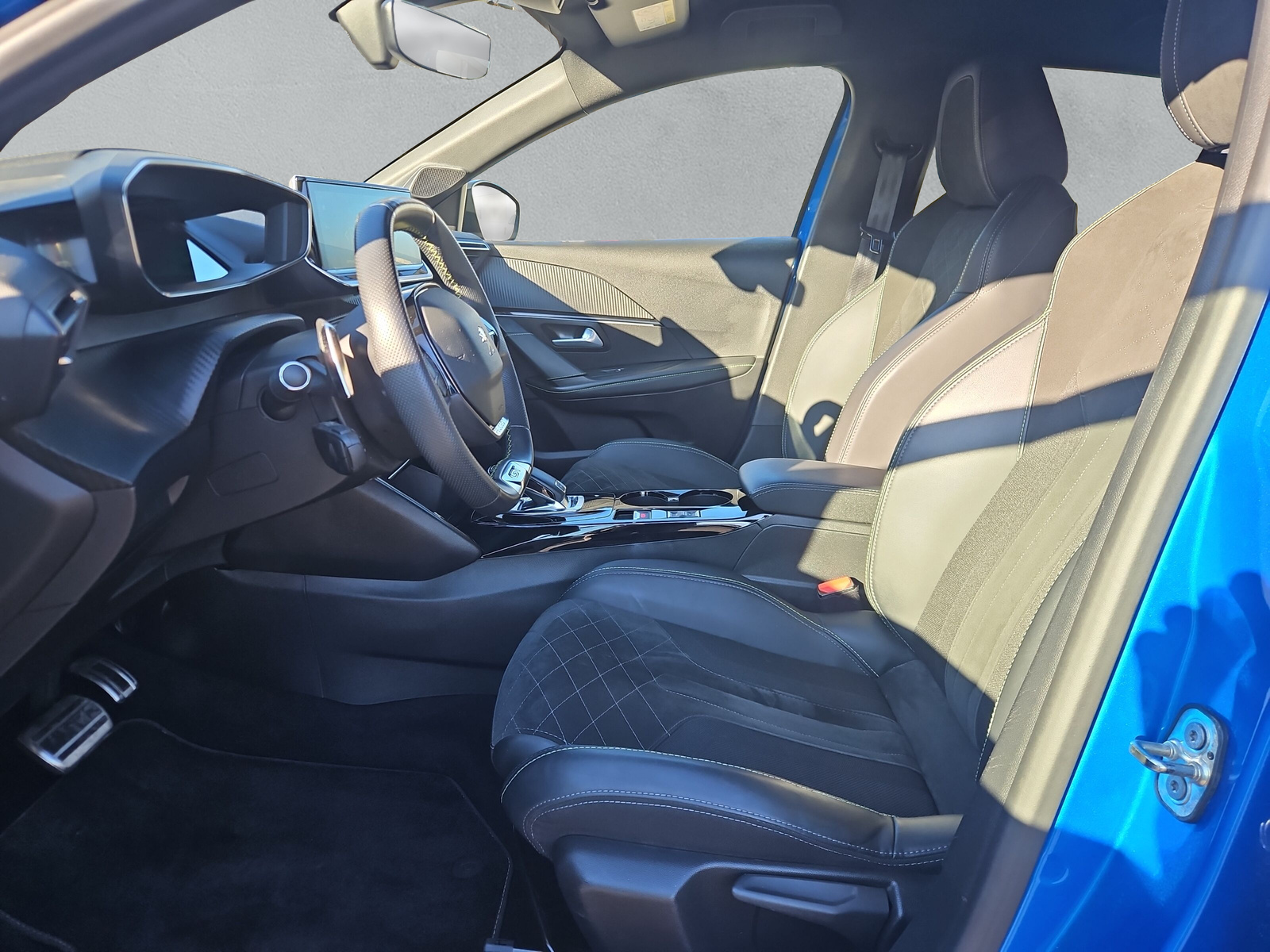 PEUGEOT 208 1.2 PureT GTPack EAT8 - 11