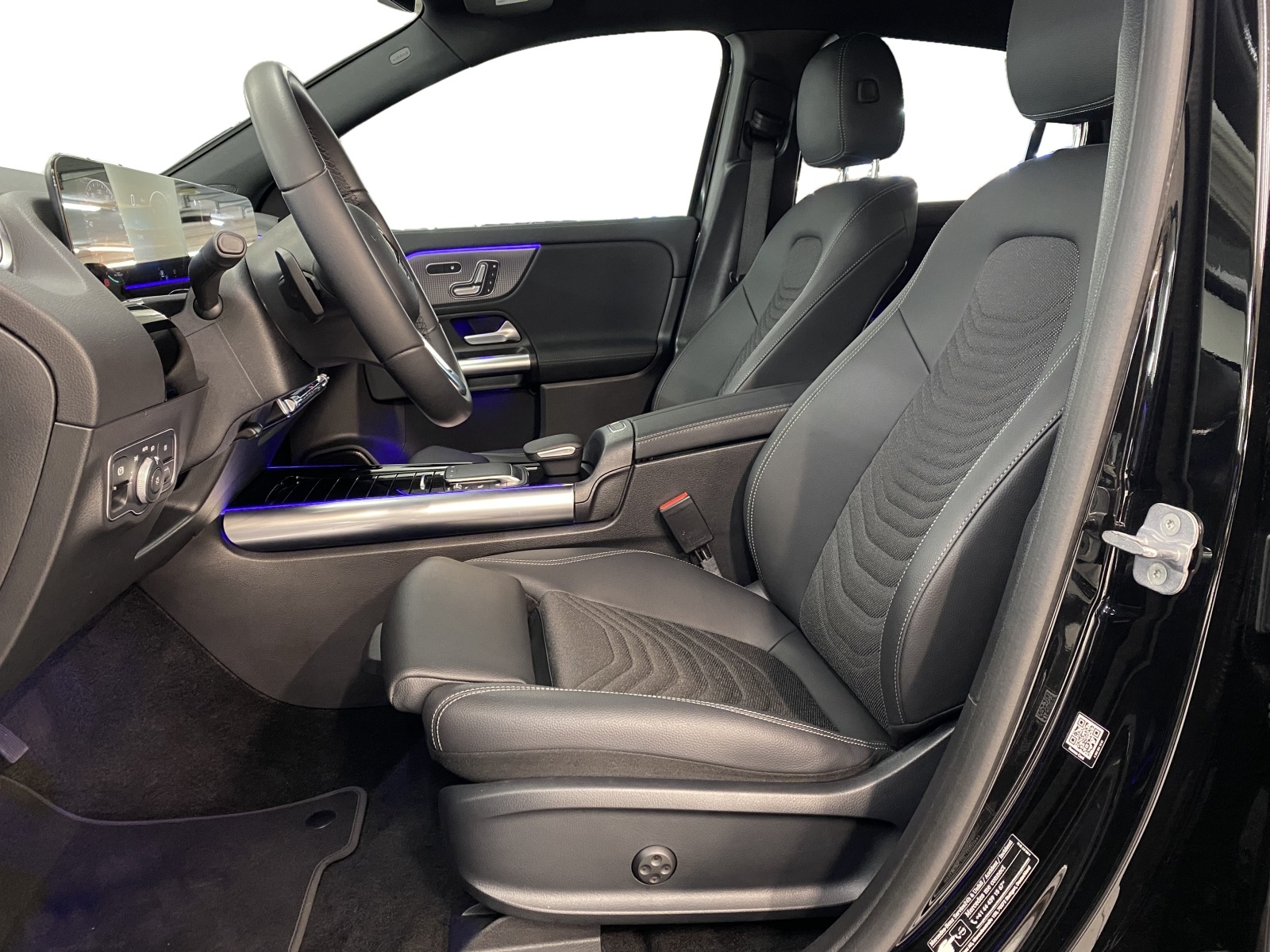 MERCEDES-BENZ EQA 300 Swiss Star Progressive - 8