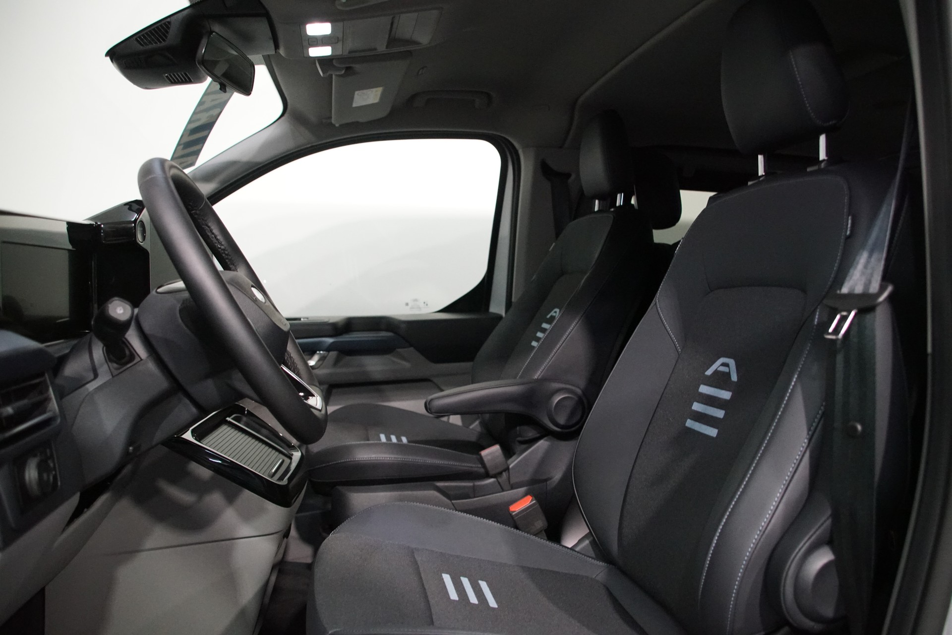FORD Tourneo Bus 320 L1H1 Active Automat 4x4 - 17
