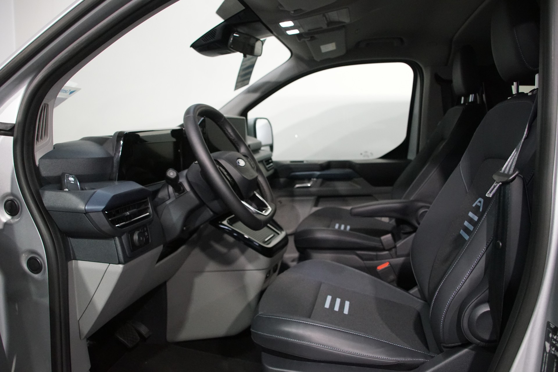 FORD Tourneo Bus 320 L1H1 Active Automat 4x4 - 16