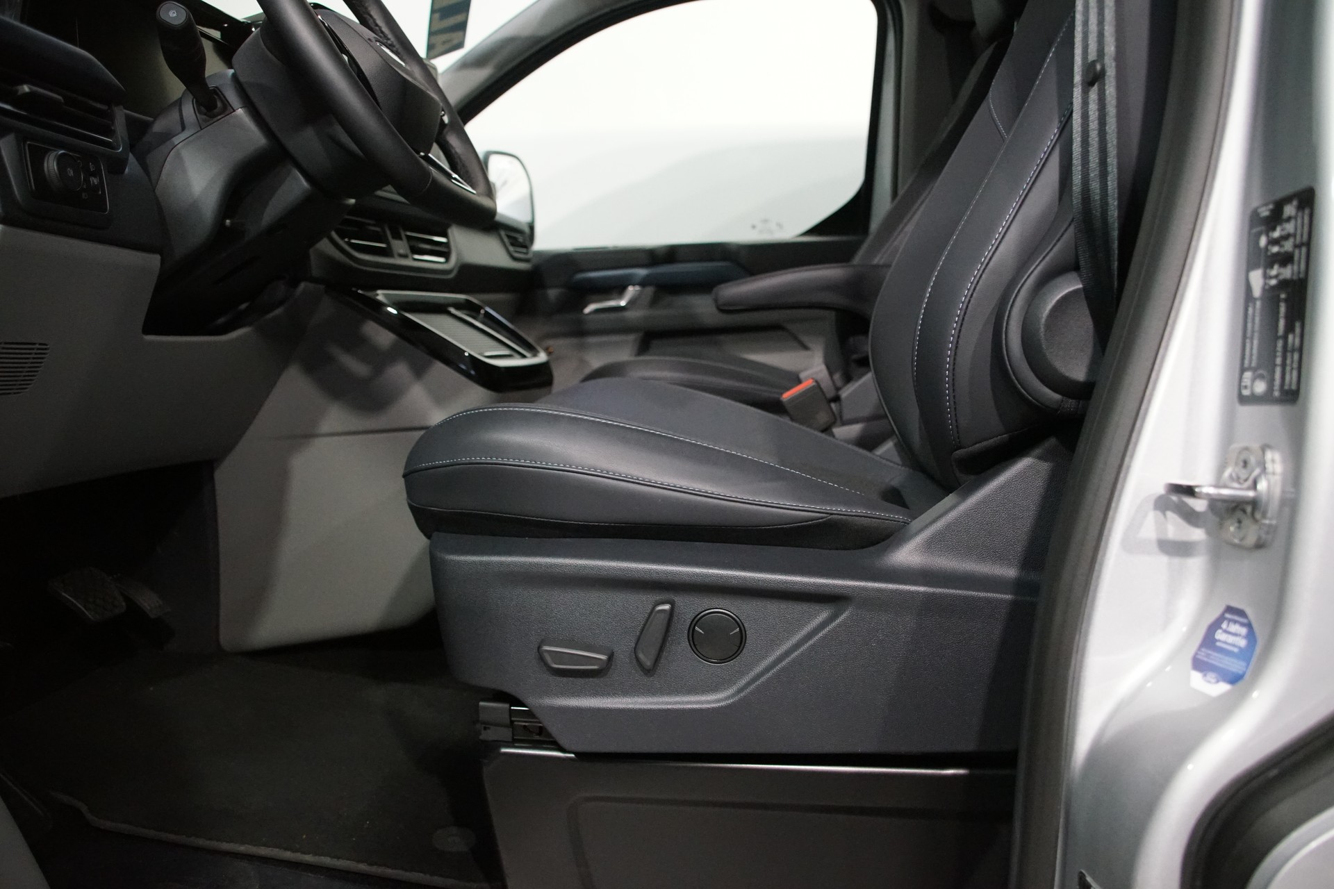 FORD Tourneo Bus 320 L1H1 Active Automat 4x4 - 23